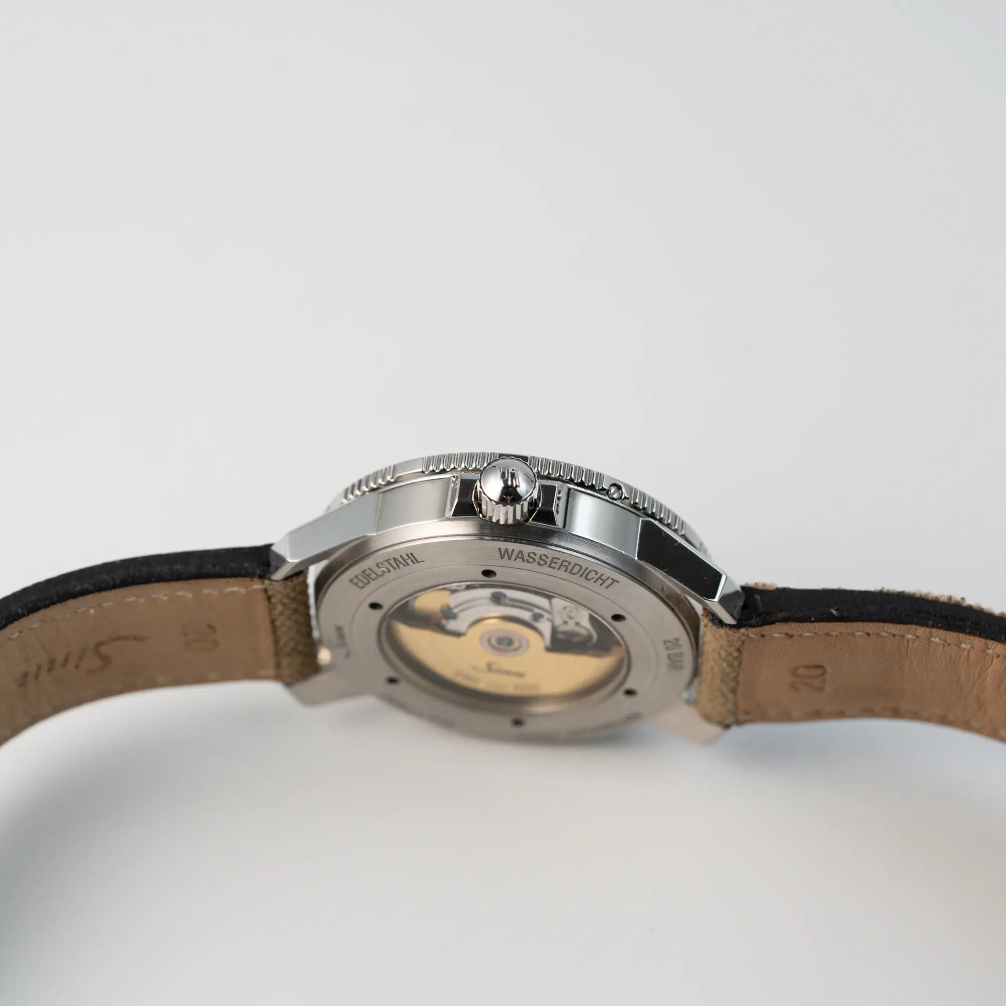 Seitliches Gehäuse der der Taucheruhr Sinn Automatik SA in Blau mit beigen Akzenten am Textilband mit Blick auf die Aufzugskrone