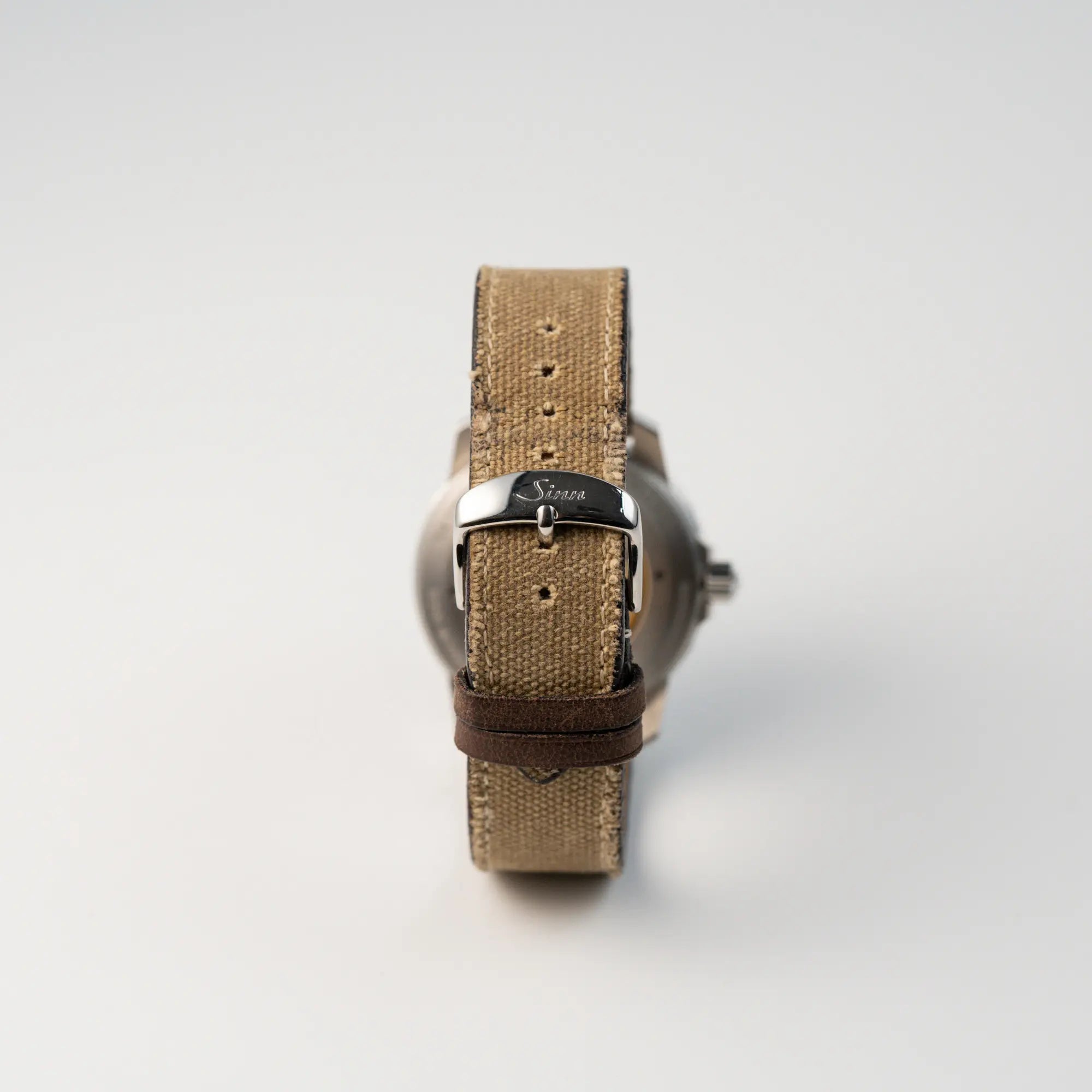 Rückseite der der Taucheruhr Sinn Automatik SA in Blau mit beigen Akzentenmit Blicka uf die Sinn Dornschliesse und das beige Textilband