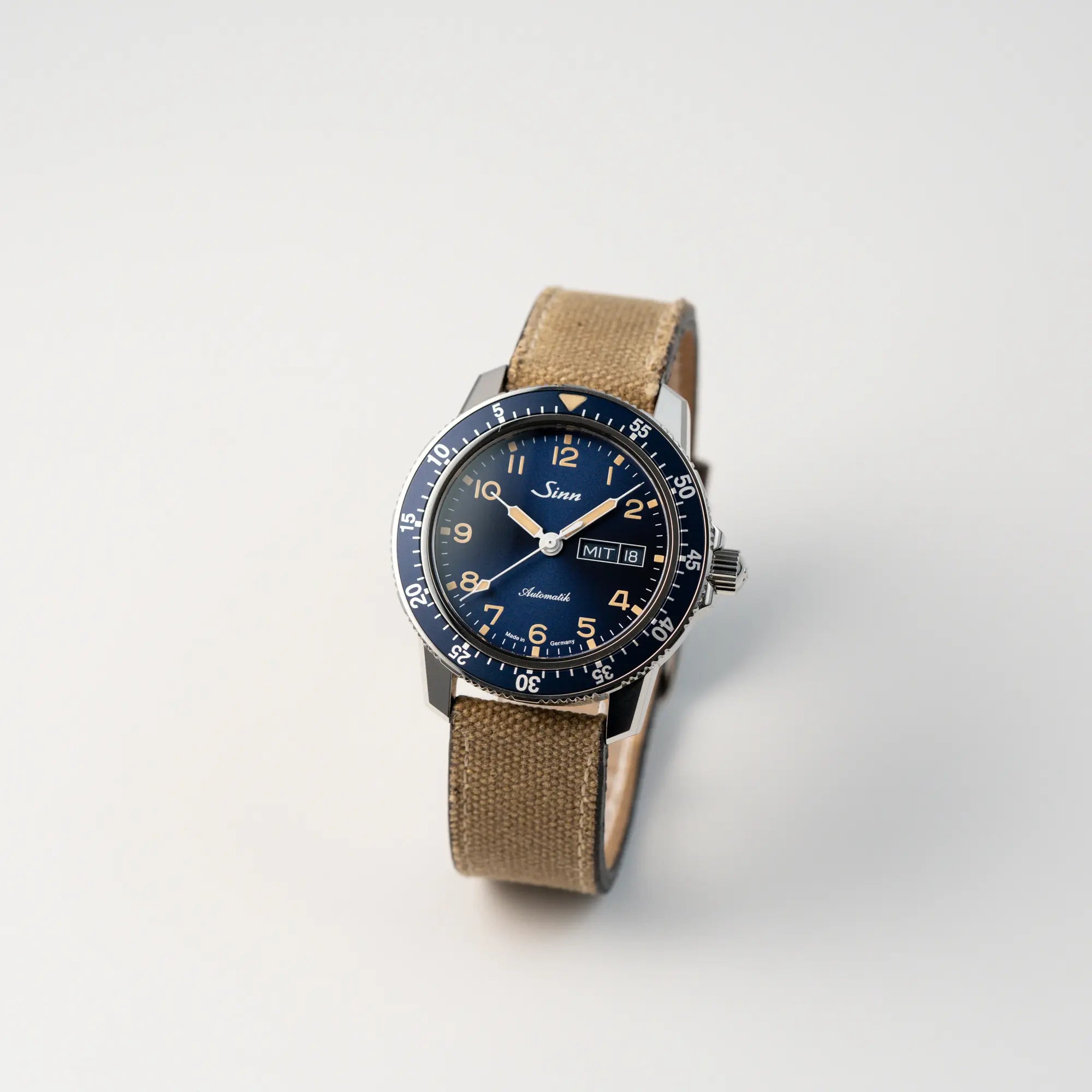 Leicht schräge Ansicht der der Taucheruhr Sinn Automatik SA in Blau mit beigen Akzenten am Textilband