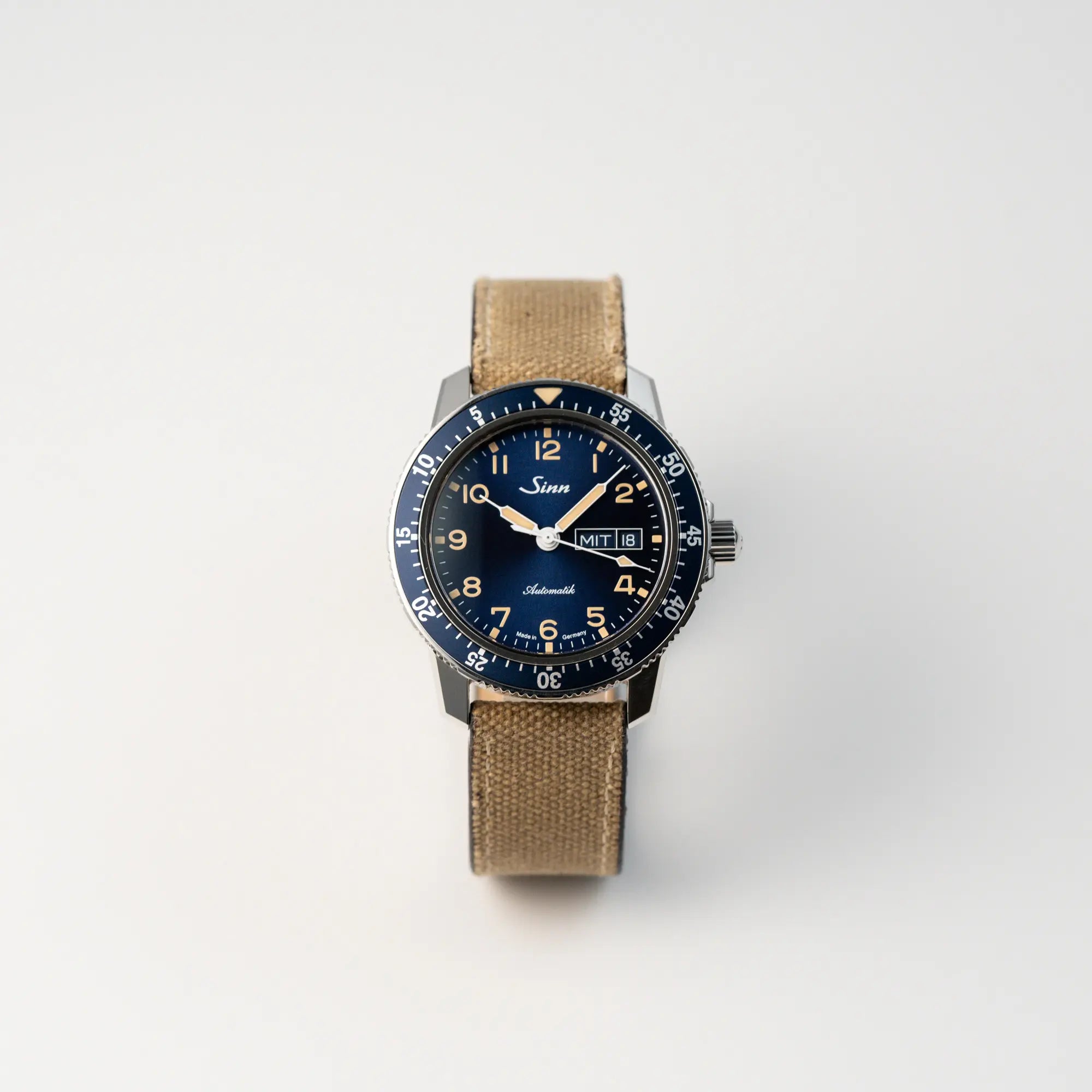 Frontale Ansicht der Taucheruhr Sinn Automatik SA in Blau mit beigen Akzenten am Textilband