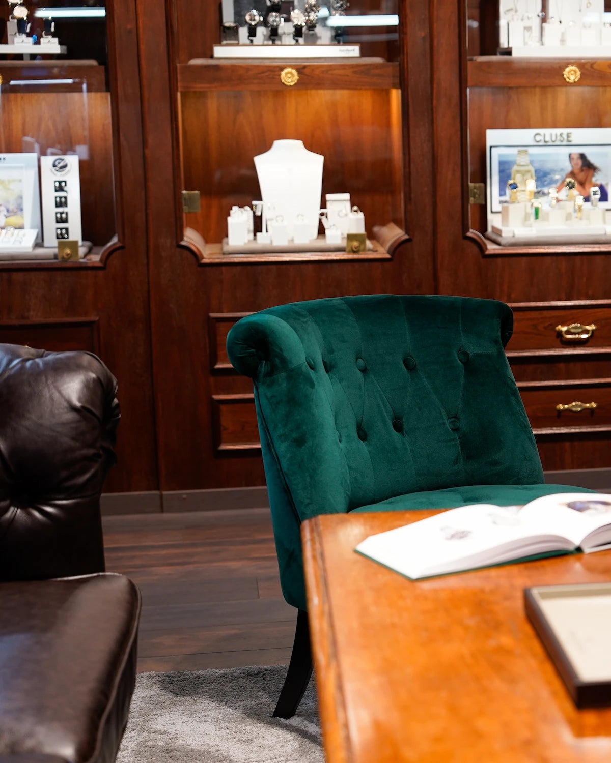 Sitzecke bzw. Lounge für Beratungsgespräche beim Schmuck- oder Uhrenkauf im Dinkelsbühler Ladengeschäft von Schmuckatelier Lang