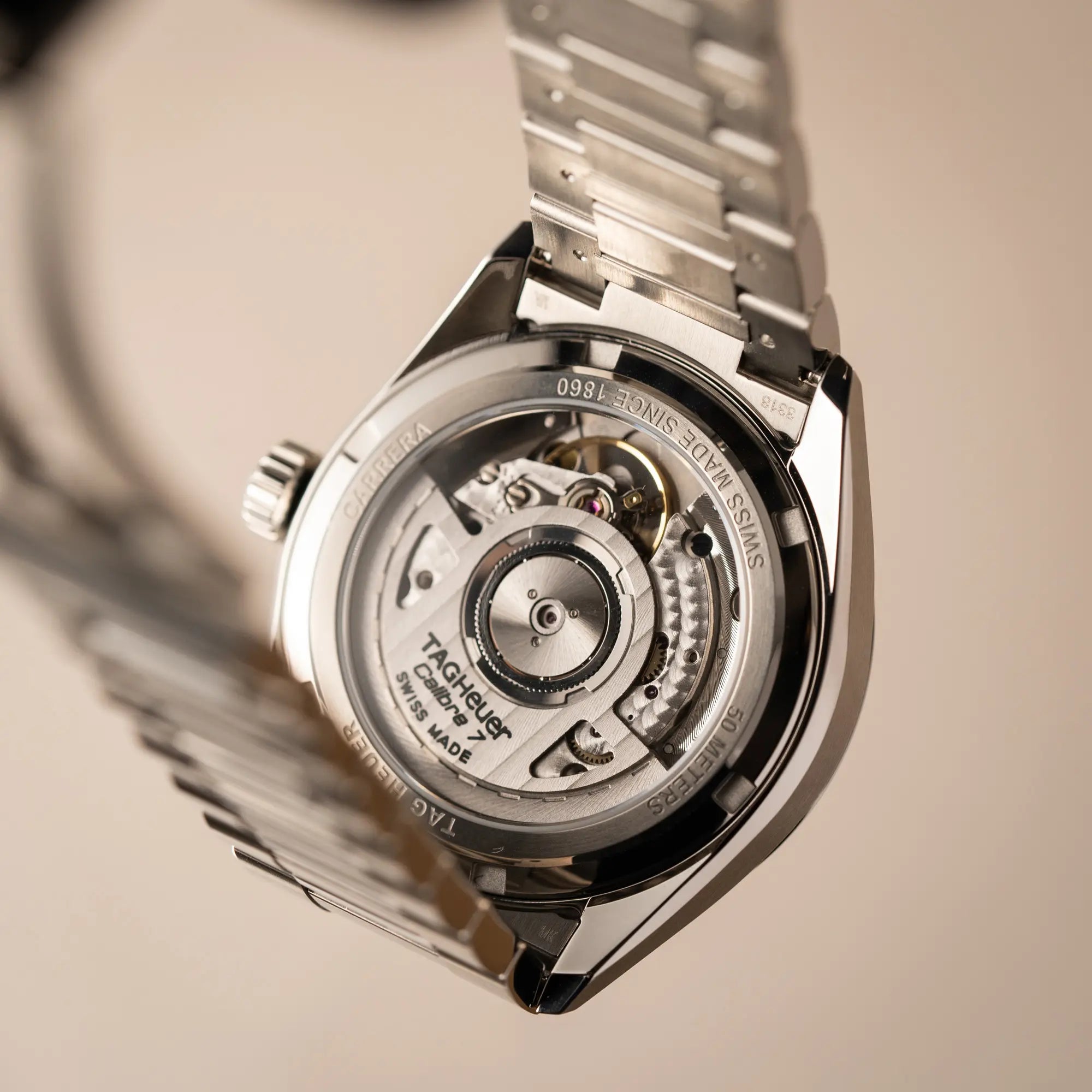 Gehäuseboden mit Sichtglas von der Tag Heuer Carrera Date Lady mit einem 36mm-Gehäuse und einem markanten pinken Zifferblatt mit Sonnenschliff-Finish