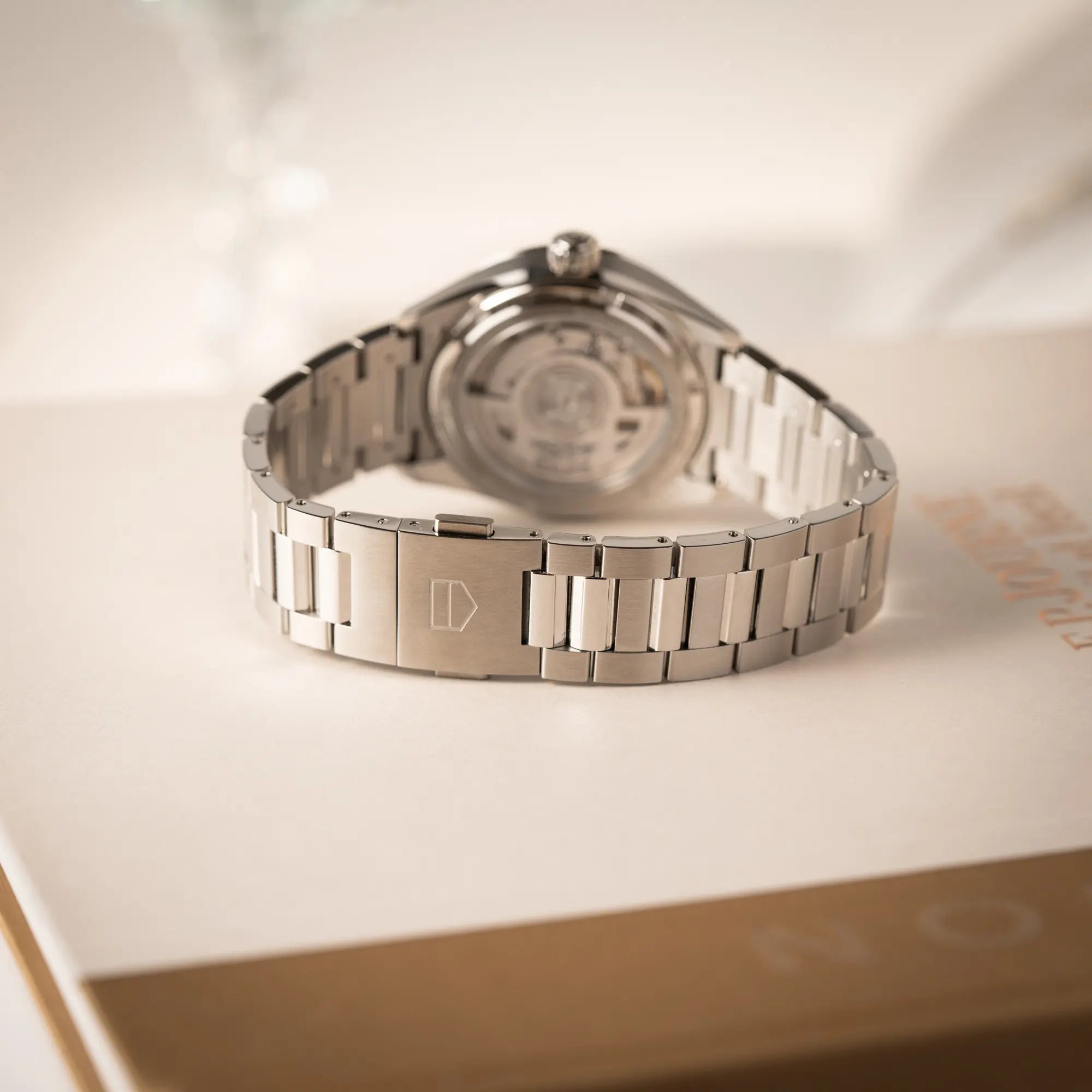 Band und Faltschliesse der Tag Heuer Carrera Date Lady mit einem 36mm-Gehäuse und einem markanten pinken Zifferblatt mit Sonnenschliff-Finish