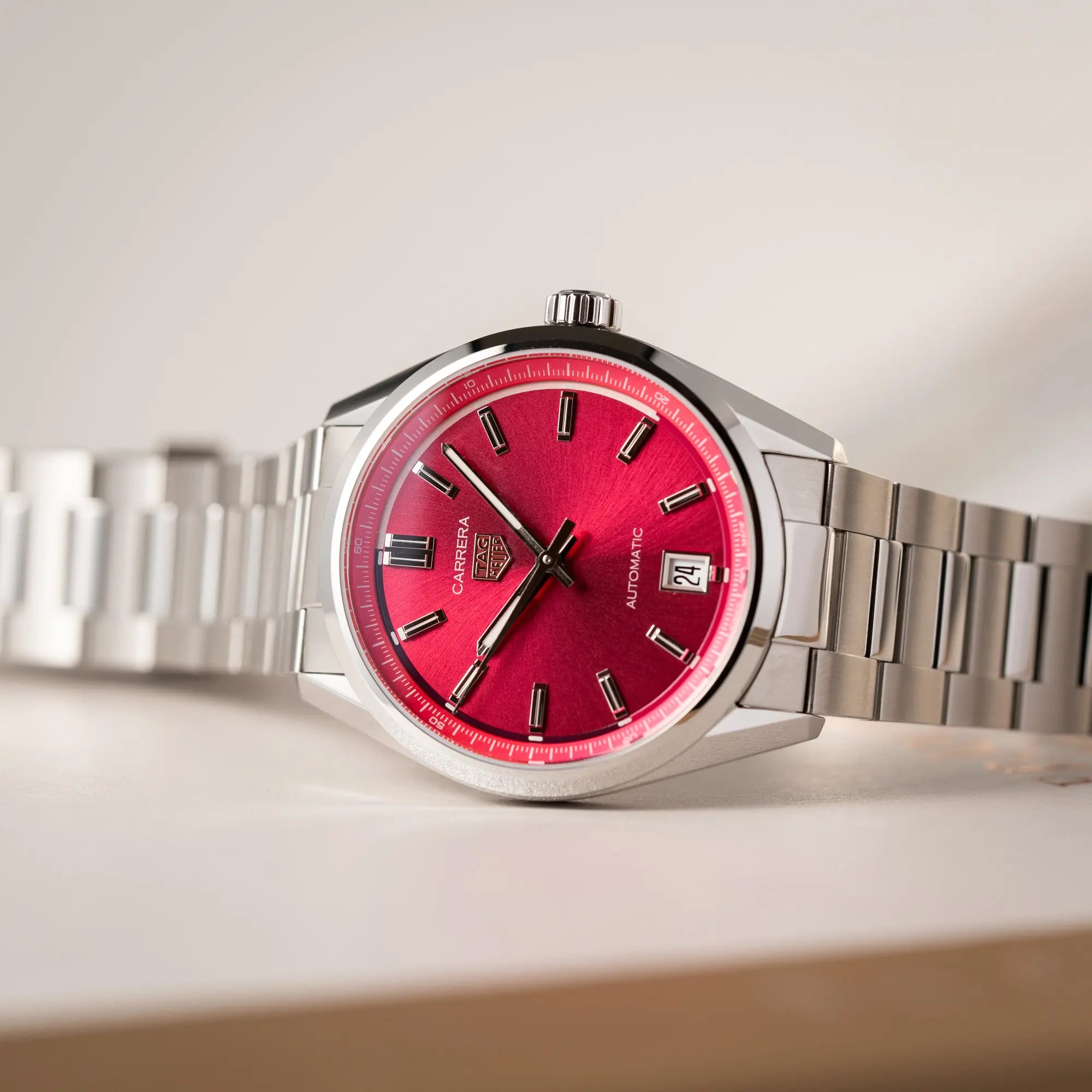 Produktfotografie als Titelbild für die Tag Heuer Carrera Date Lady mit einem 36mm-Gehäuse und einem markanten pinken Zifferblatt mit Sonnenschliff-Finish