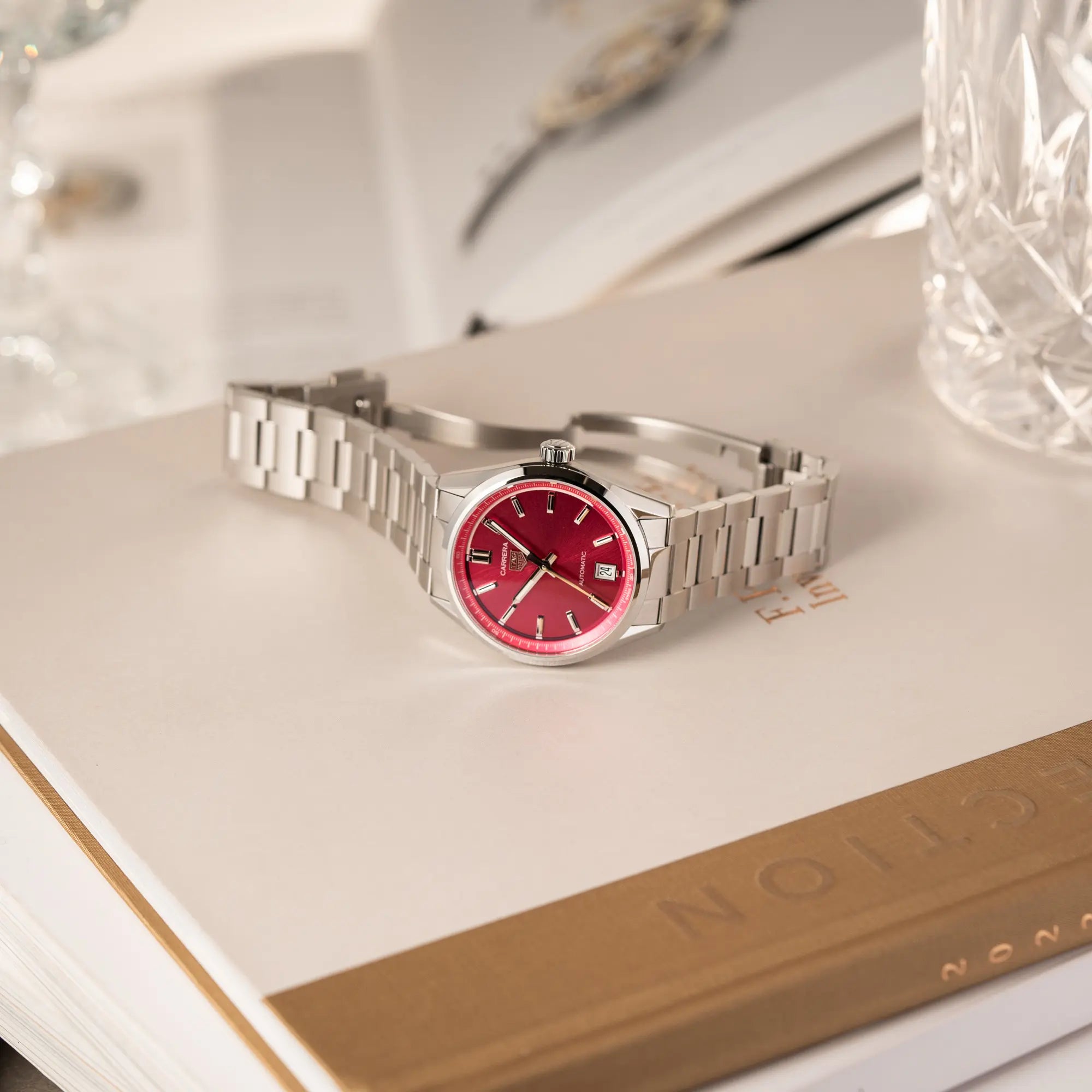 Produktfotografie der Tag Heuer Carrera Date Lady mit einem 36mm-Gehäuse und einem markanten pinken Zifferblatt mit Sonnenschliff-Finish