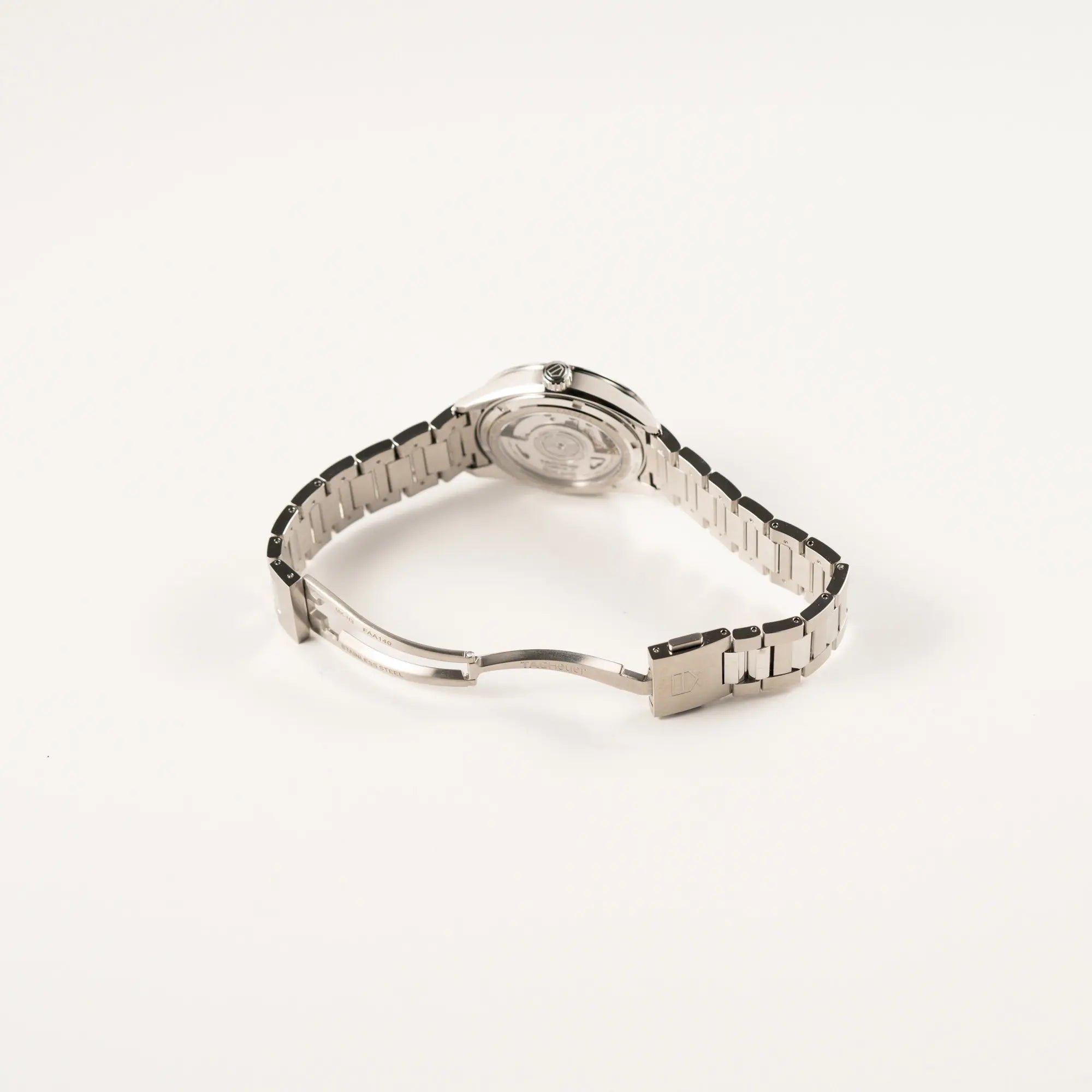 Geöffnete Faltschliesse der Tag Heuer Carrera Date Lady mit einem 36mm-Gehäuse und einem markanten pinken Zifferblatt mit Sonnenschliff-Finish