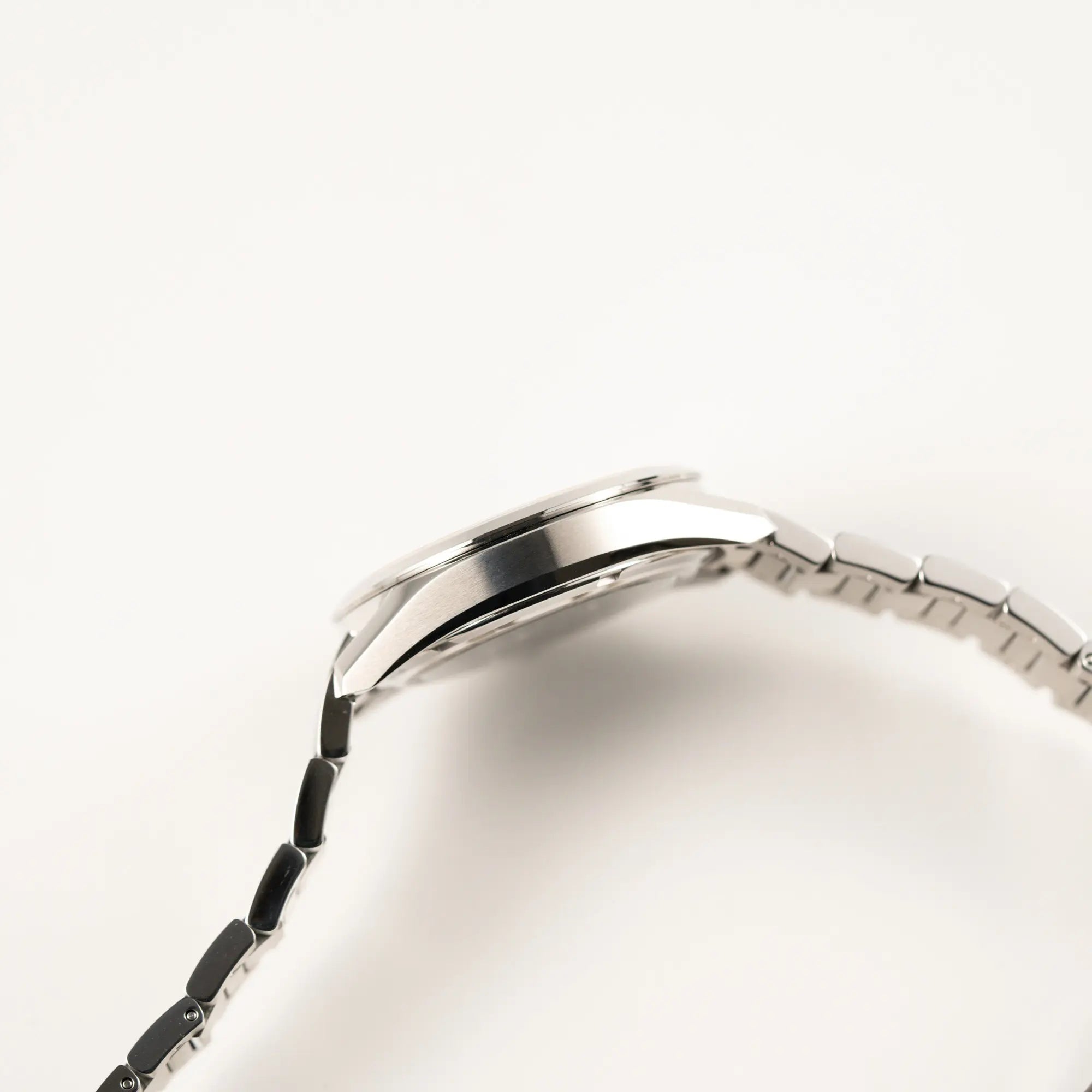 Seitliche Gehäuseflanke der Tag Heuer Carrera Date Lady mit einem 36mm-Gehäuse und einem markanten pinken Zifferblatt mit Sonnenschliff-Finish