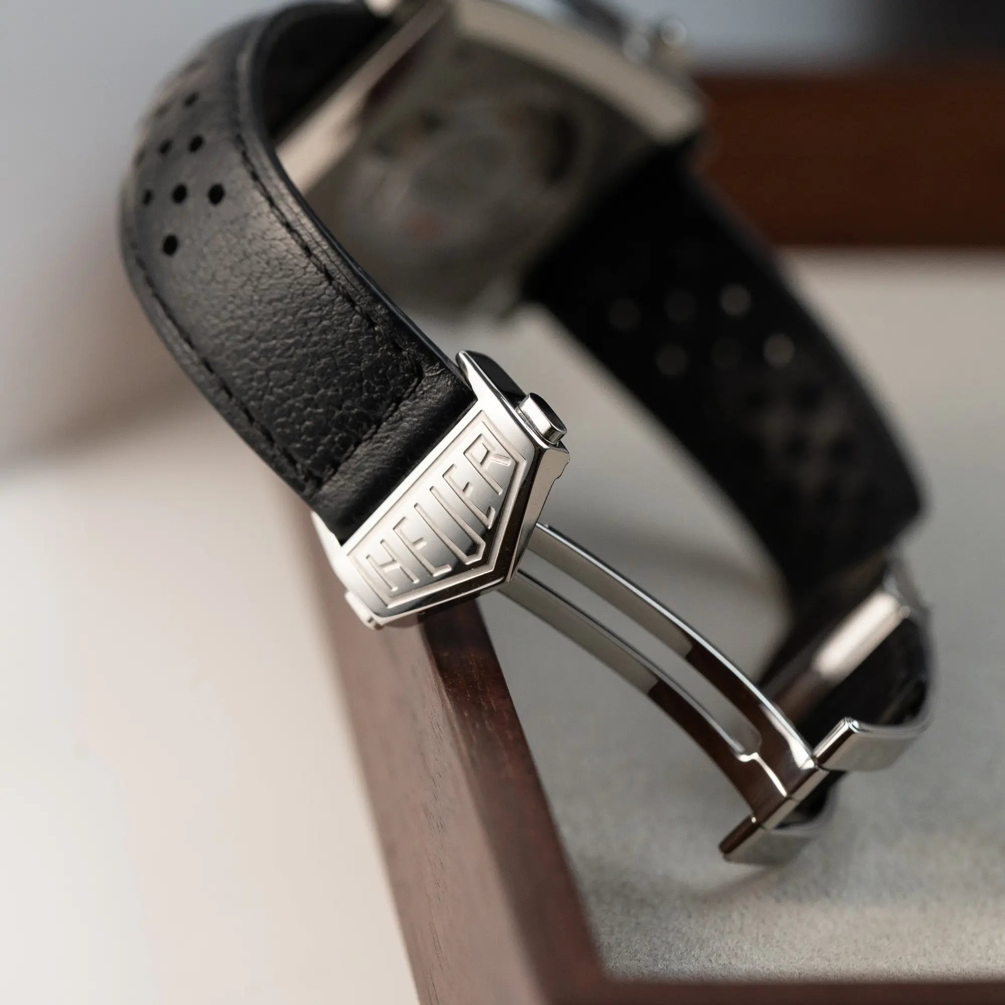 Detailaufnahme der geöffneten Faltschliesse mit "Heuer"-Schriftzug des Tag Heuer Monaco Calibre 11 Chronographen CAW211P