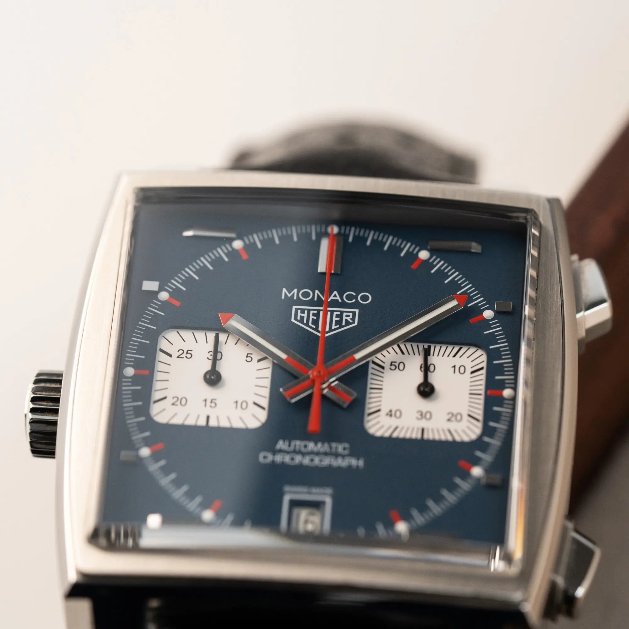 Detailaufnahme des Tag Heuer Monaco Calibre 11 Chronographen CAW211P mit dem klassischen blauen Zifferblatt und roten Details auf Zeigern und Indizes