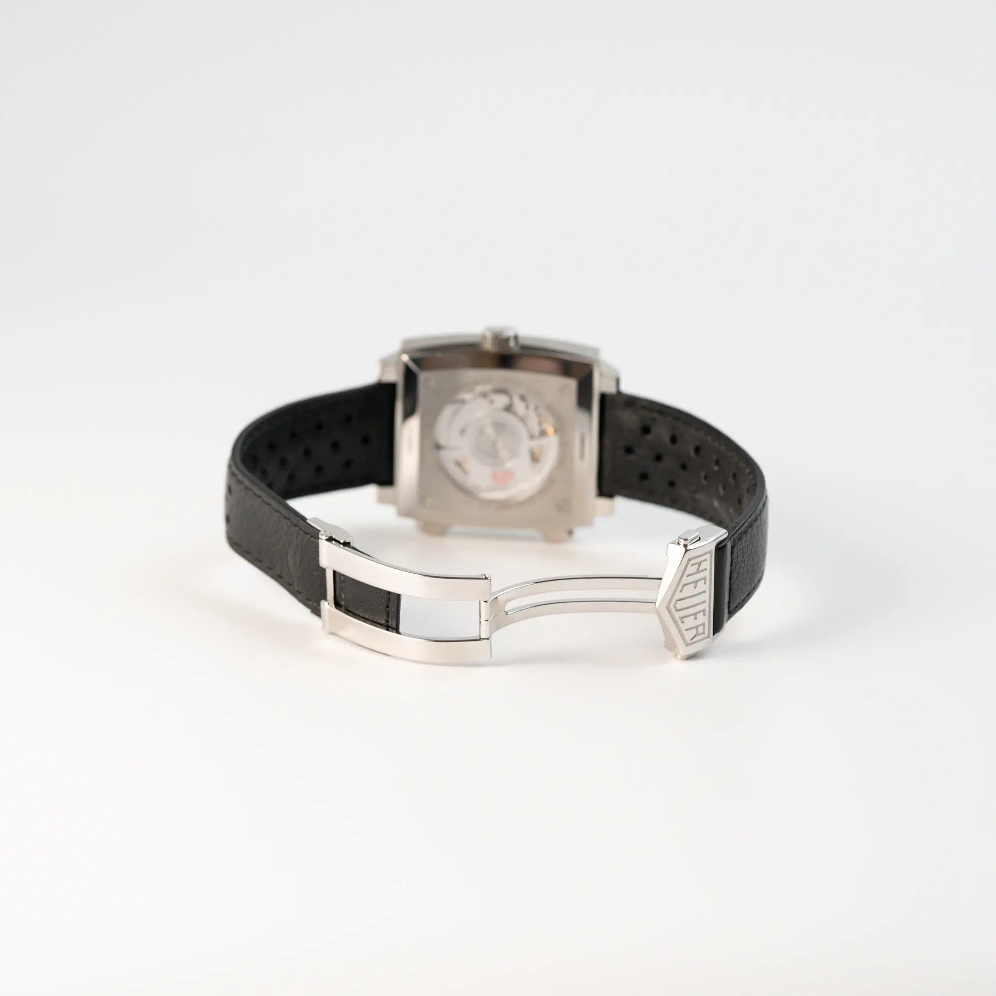 Geöffnete Faltschliesse des Tag Heuer Monaco Calibre 11 Chronographen CAW211P mit dem klassischen blauen Zifferblatt und roten Details auf Ziegern und Indizes