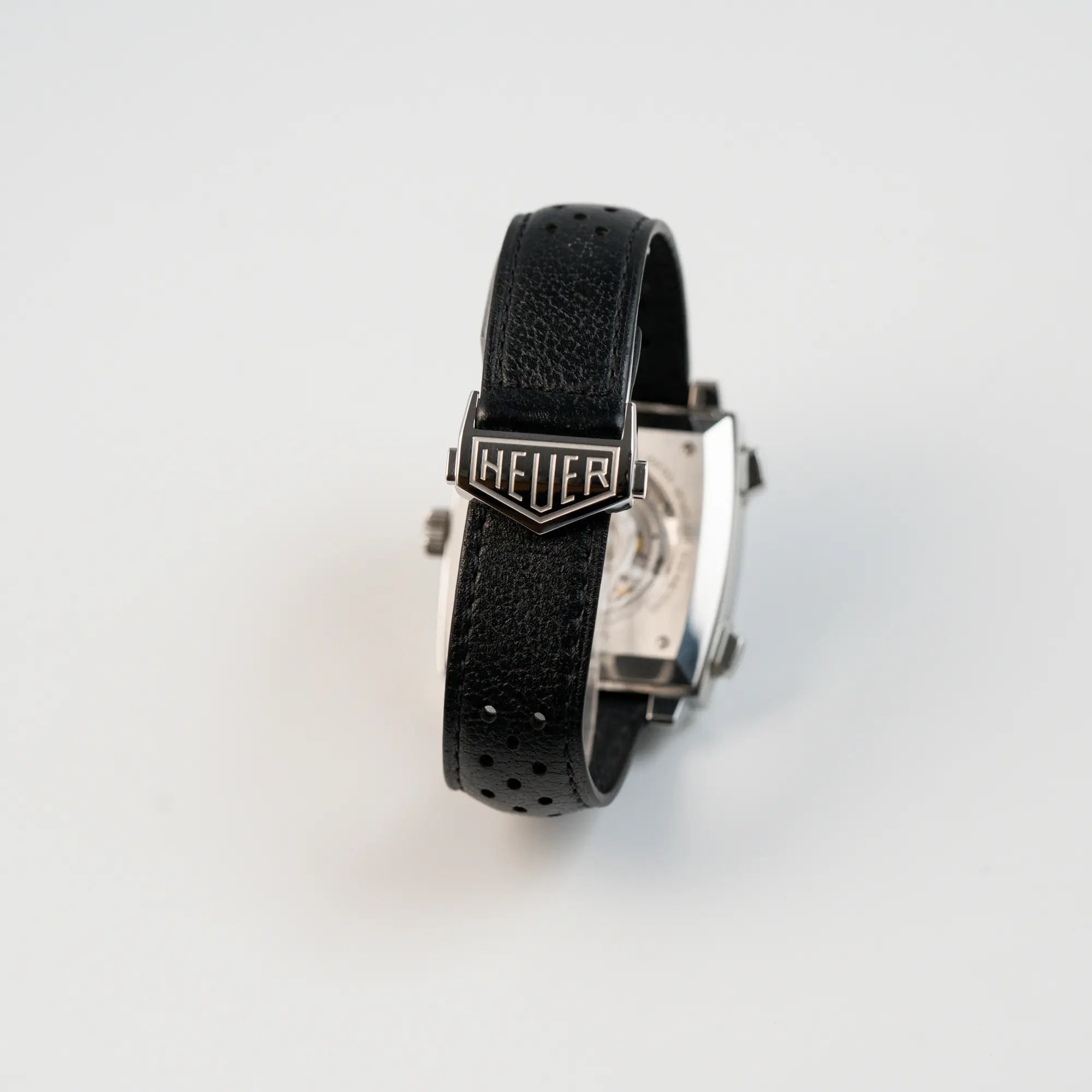 Rückansicht des Tag Heuer Monaco Calibre 11 Chronographen CAW211P mit Blick auf das schwarze Lederband und die Heuer Schliesse