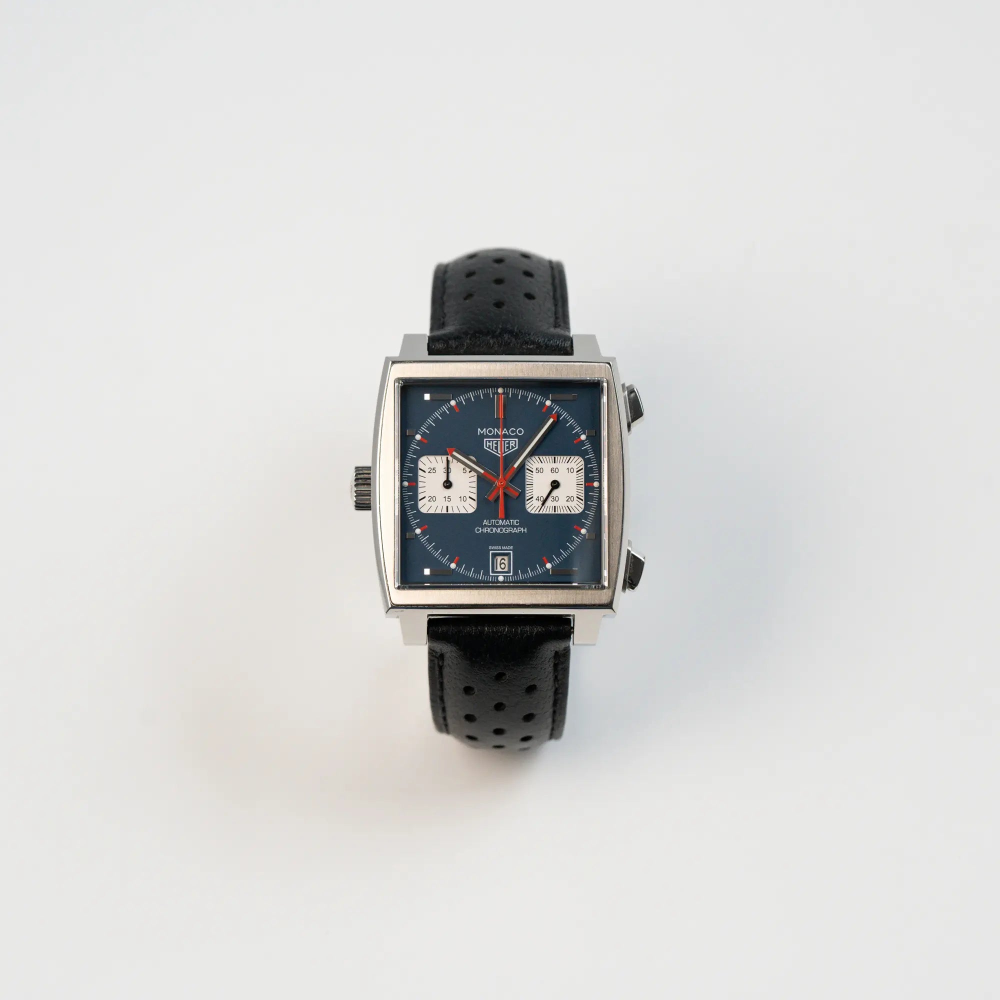Frontale Ansicht des Tag Heuer Monaco Calibre 11 Chronographen CAW211P mit dem klassischen blauen Zifferblatt und roten Details auf Ziegern und Indizes
