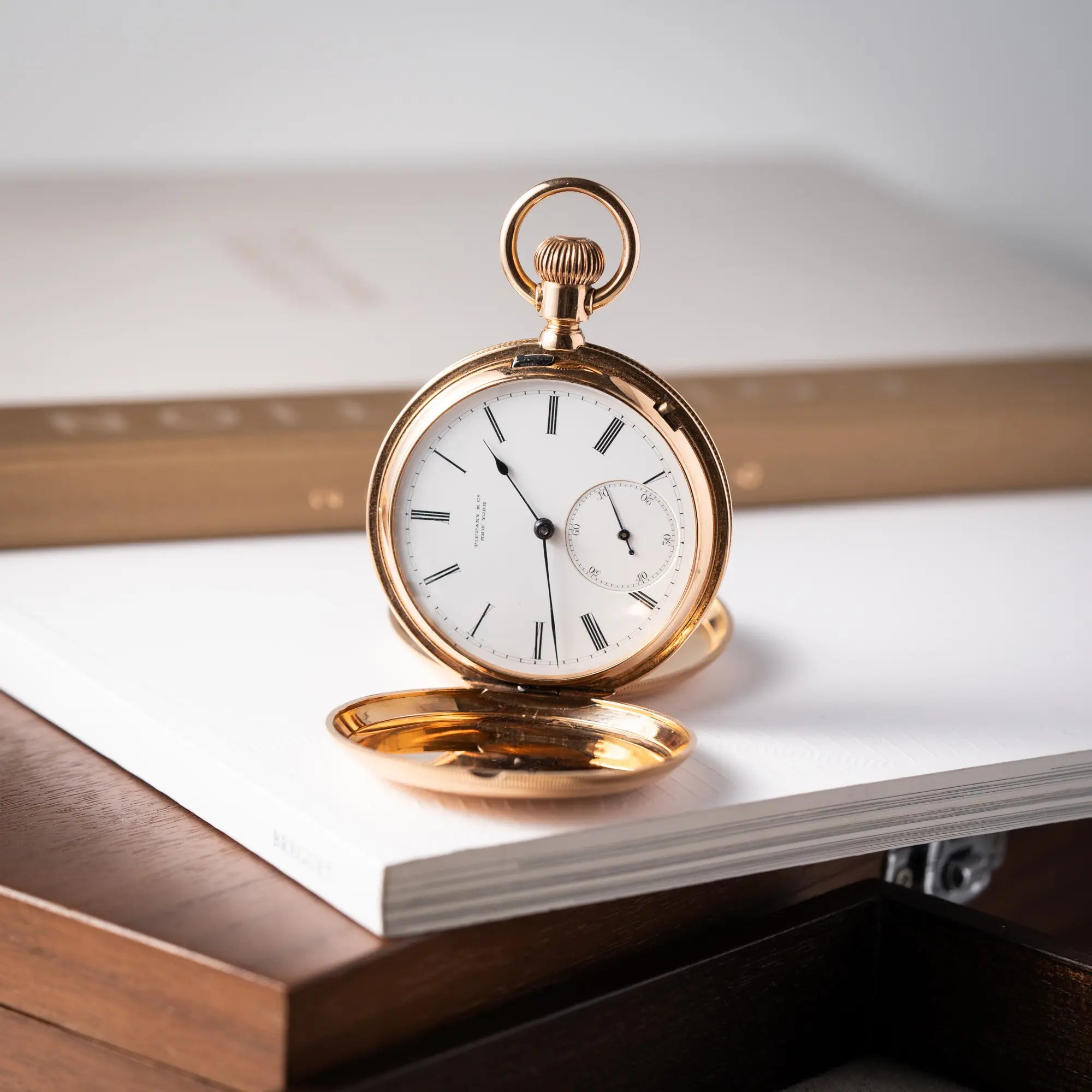 Produktfoto der Tiffany & Co Savonette Taschenuhr aus 18k Gelbgold mit weißem Zifferblatt und römischen Indizes