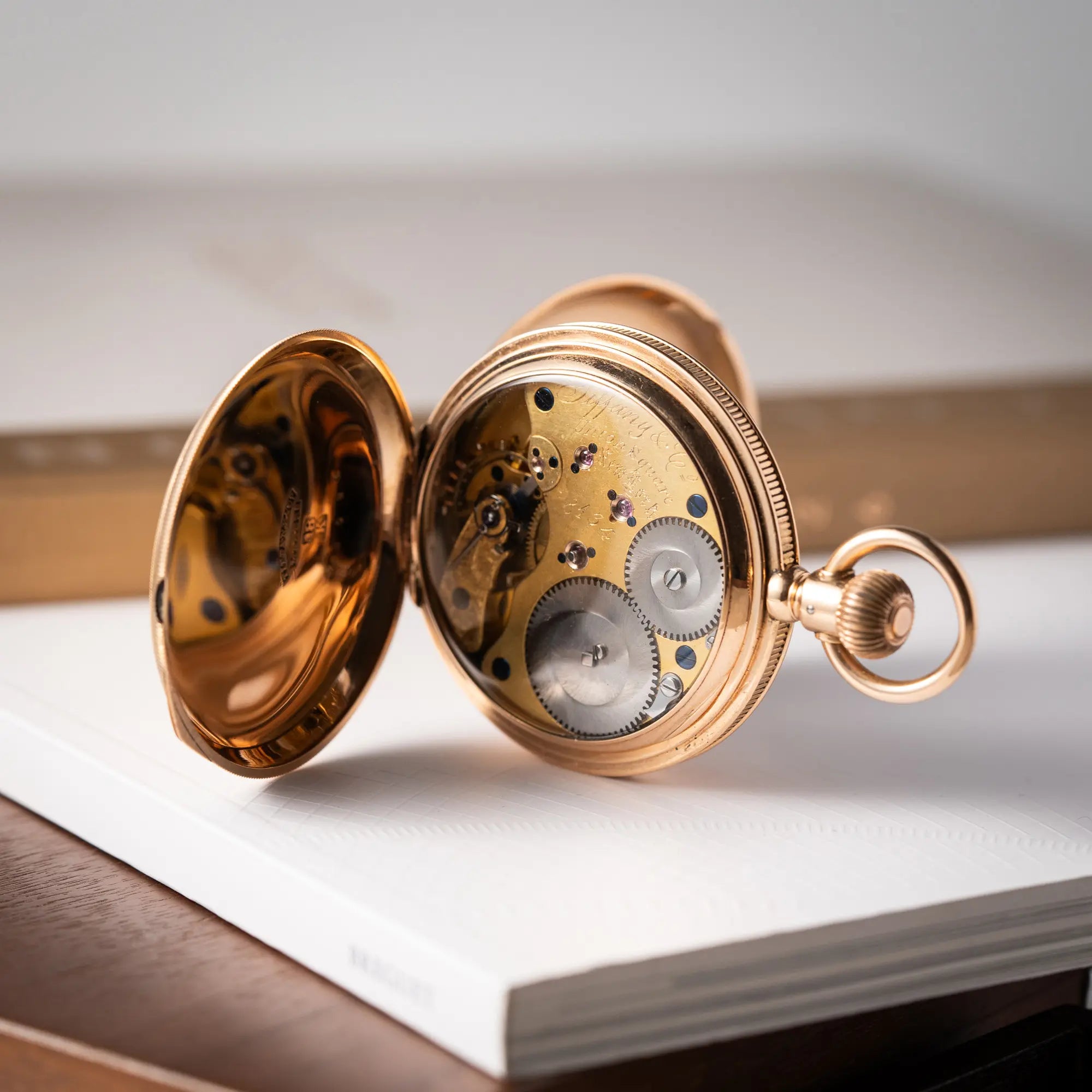 Tiffany & Co Savonette Taschenuhr aus 18k Gelbgold mit weißem Zifferblatt und römischen Indizes mit aufgeklappten Gehäusedeckel