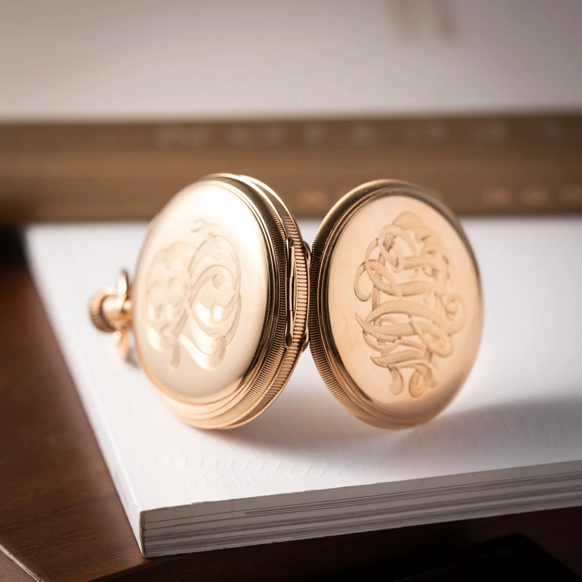 Außenansicht des Gehäuses von der Tiffany & Co Savonette Taschenuhr aus 18k Gelbgold mit weißem Zifferblatt und römischen Indizes