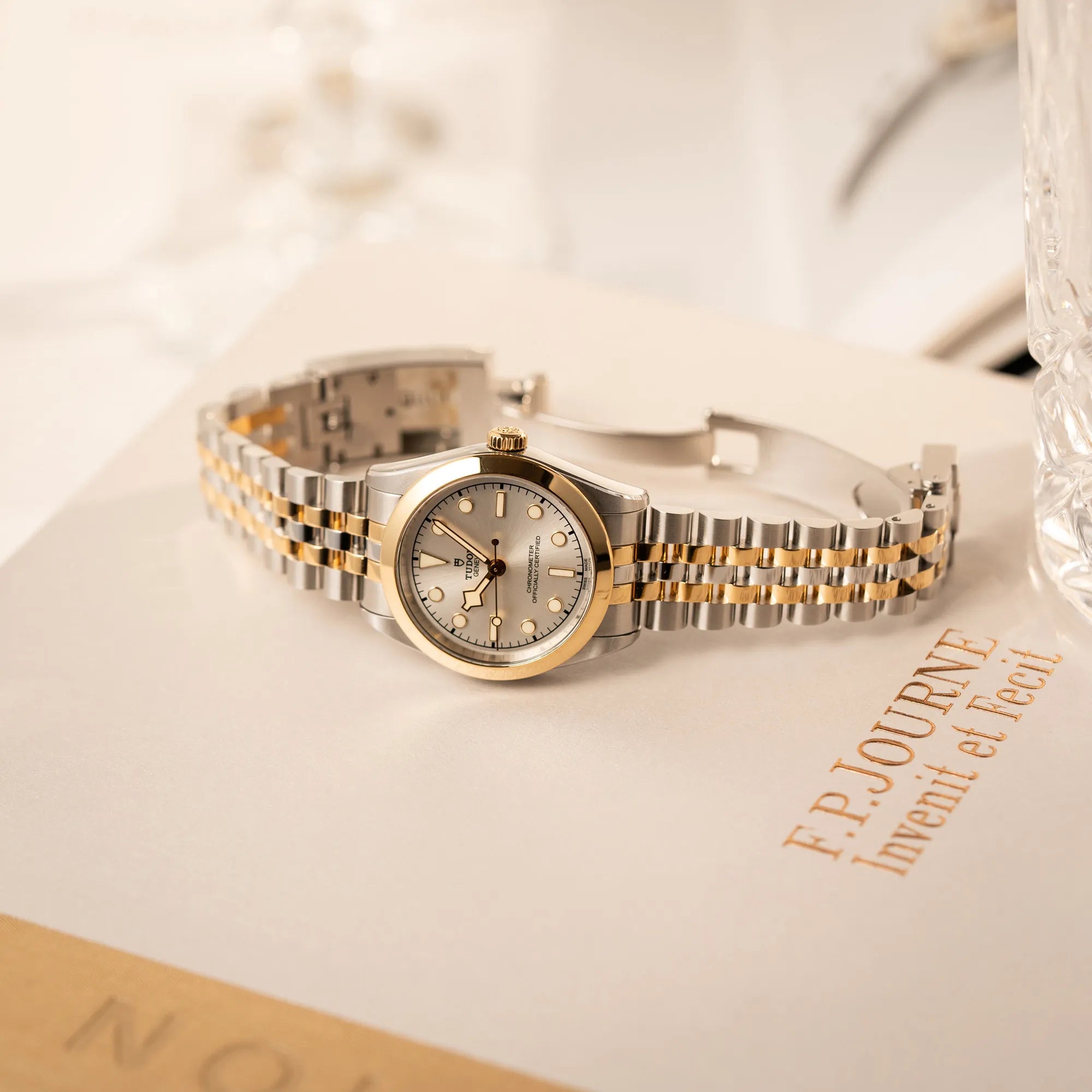 Produktfotografie der Tudor Black Bay 31 Stahl Gold der Referenz 79603 mit silberfarbenem Zifferblatt am Jubilee-Armband