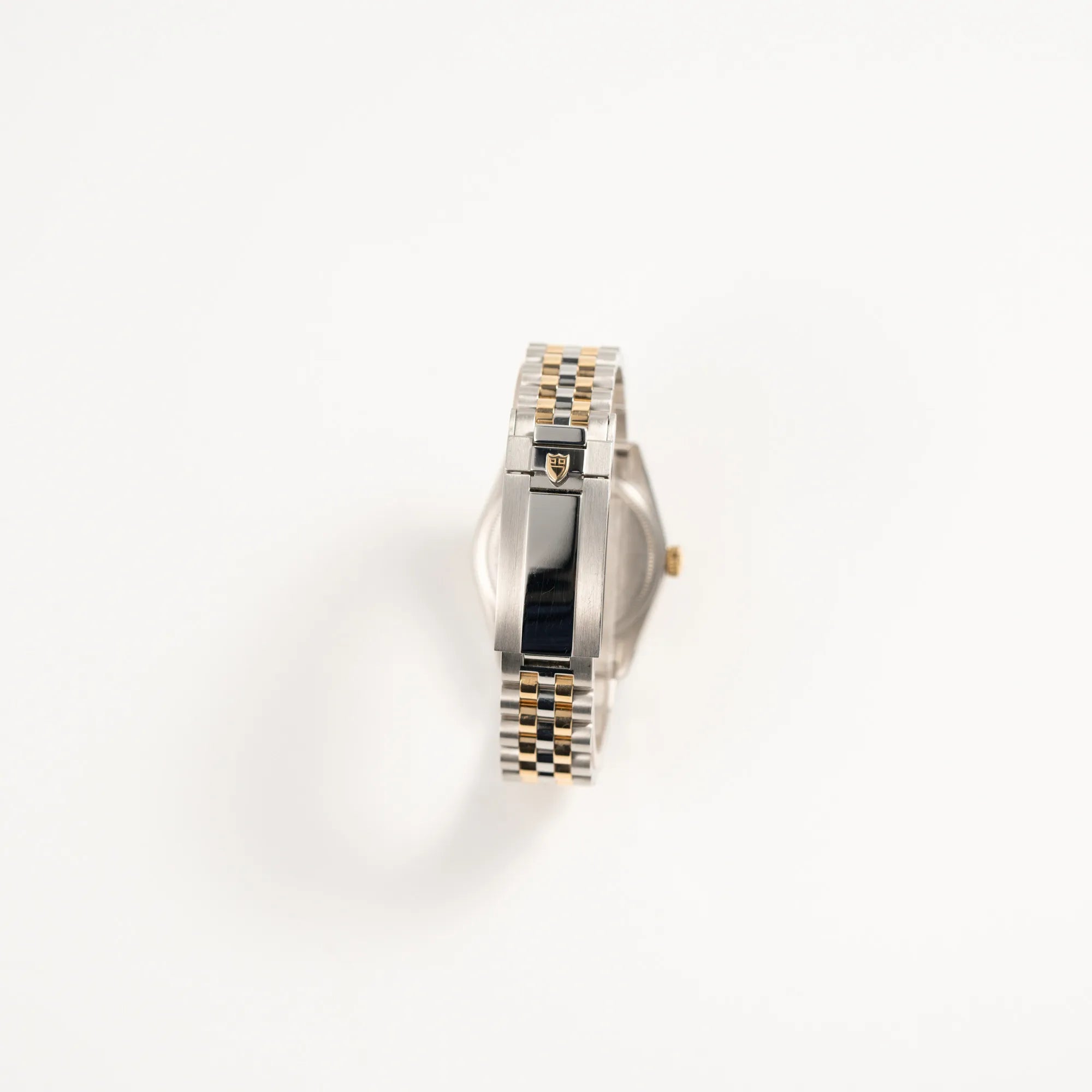 Blick auf das Band und die Schliesse der Tudor Black Bay 31 Stahl Gold der Referenz 79603 mit silberfarbenem Zifferblatt am Jubilee-Armband