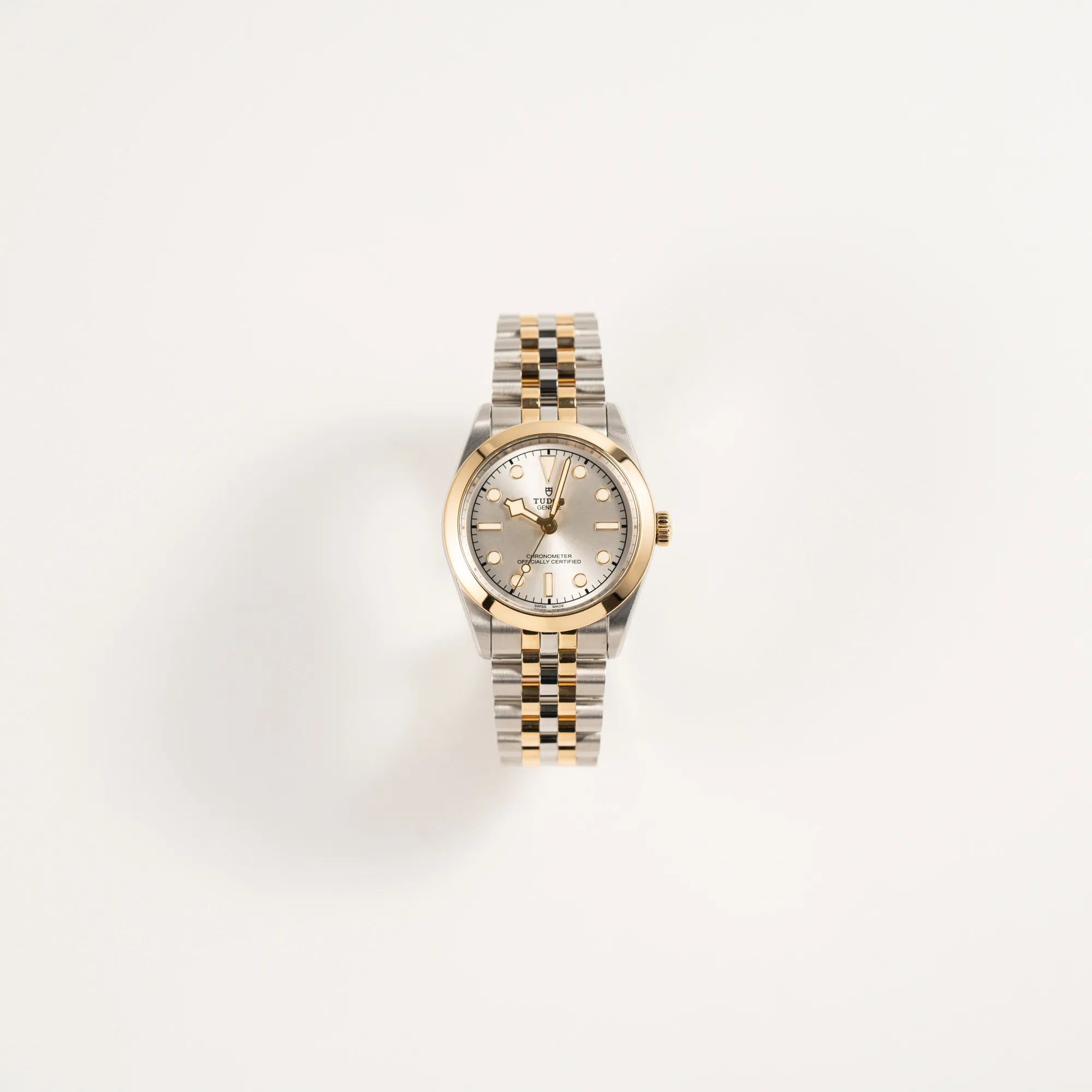 Frontale Ansicht der Tudor Black Bay 31 Stahl Gold der Referenz 79603 mit silberfarbenem Zifferblatt am Jubilee-Armband