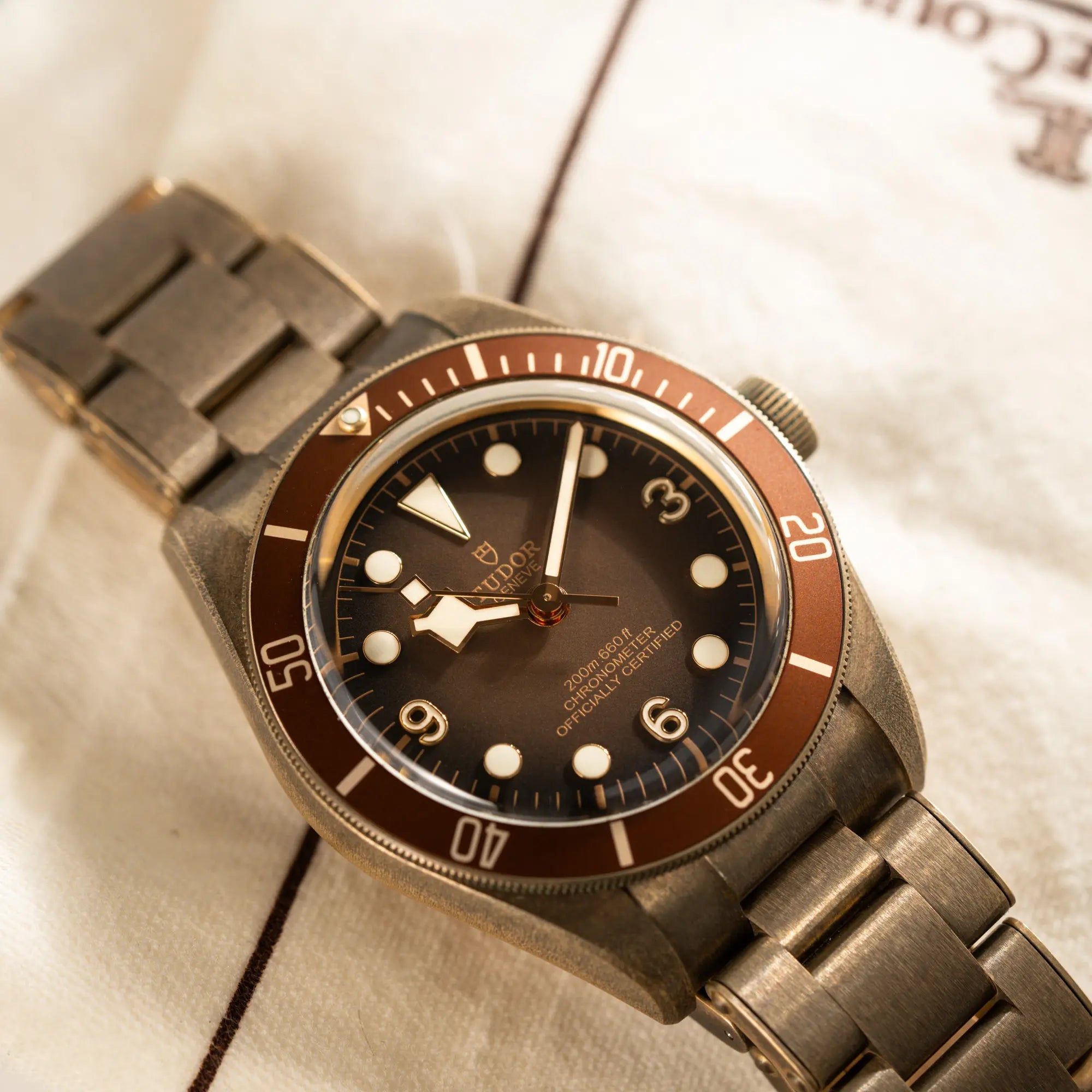 Produktfotografie als Titelbild für die Tudor Black Bay 58 M79012M in Bronze, deren Oberfläche bereits mit einer gleichmäßigen Patina überzogen ist, mit einem braunem Zifferblatt