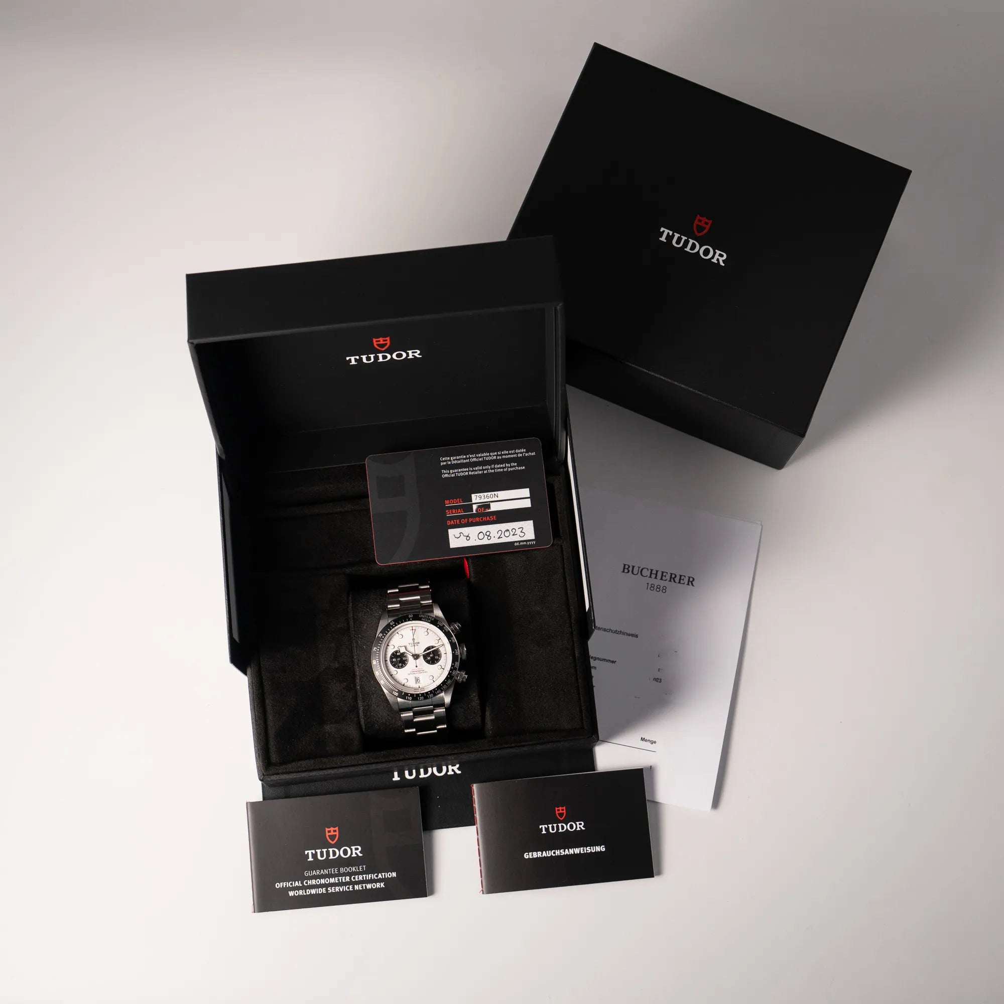 Lieferumfang zu der Tudor Black Bay Chronograph 79360N mit dem Panda-Zifferblatt in weiß mit schwarzen Totalisatoren, bestehend aus Box mit Umkarton, Garantiekarte und allen Booklets