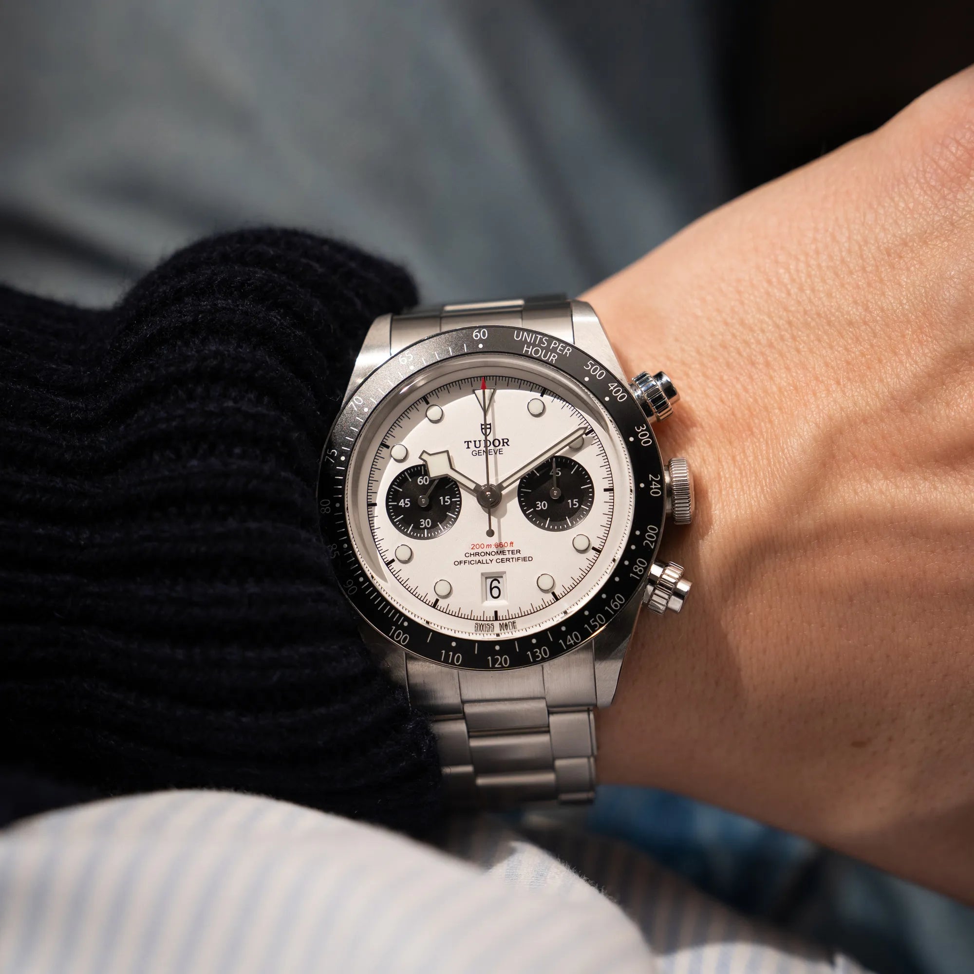 Mann trägt den Tudor Black Bay Chronograph 79360N mit dem Panda-Zifferblatt in weiß mit schwarzen Totalisatoren an seinem Handgelenk