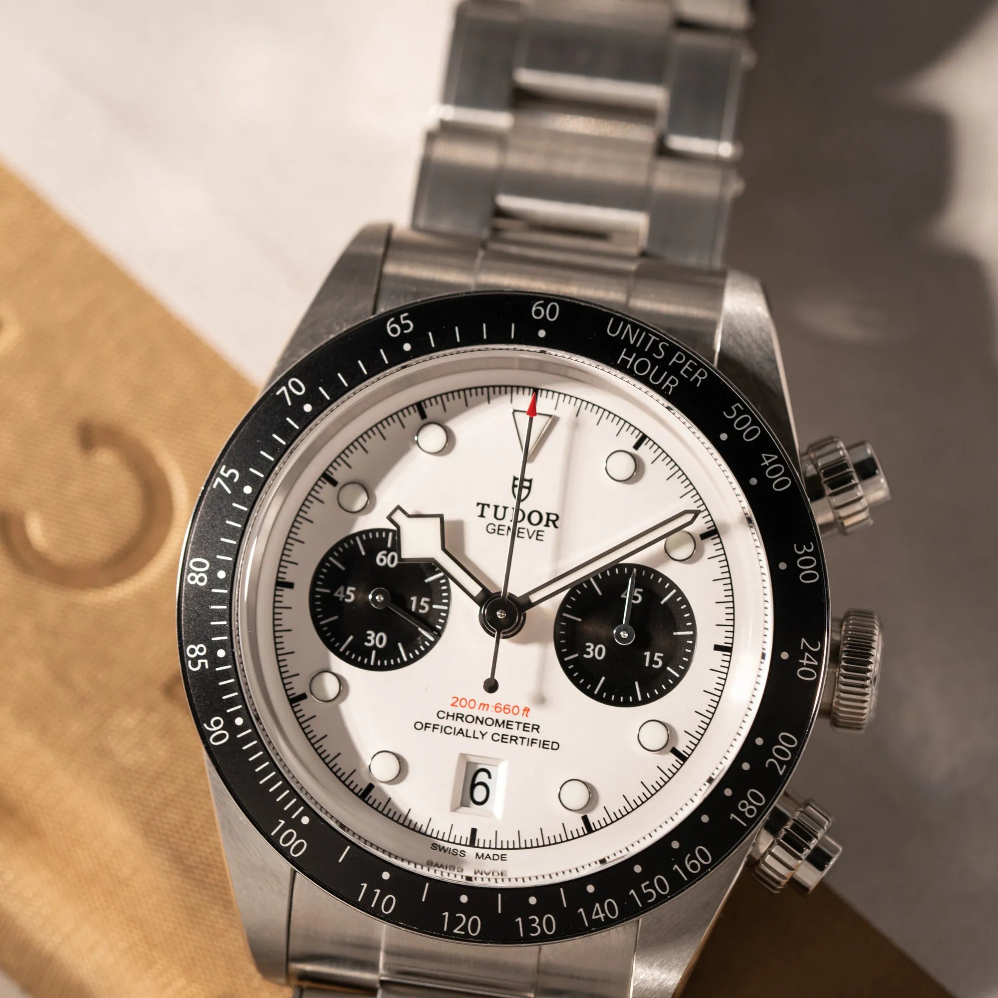 Detailaufnahme des Tudor Black Bay Chronograph 79360N mit dem Panda-Zifferblatt in weiß mit schwarzen Totalisatoren