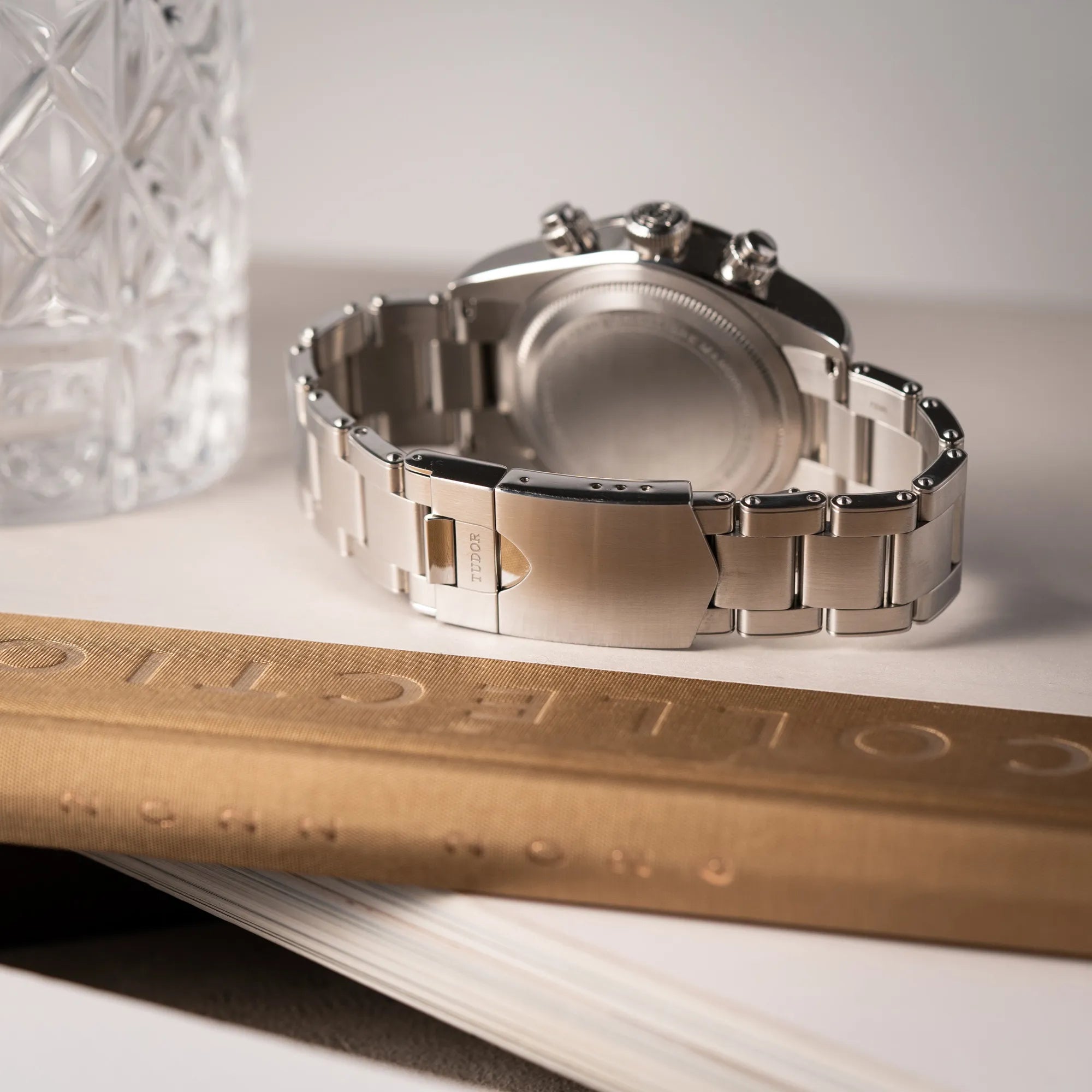 Produktfotografie zeigt das Stahlband und die Faltschliesse von dem Tudor Black Bay Chronograph 79360N mit dem Panda-Zifferblatt in weiß mit schwarzen Totalisatoren