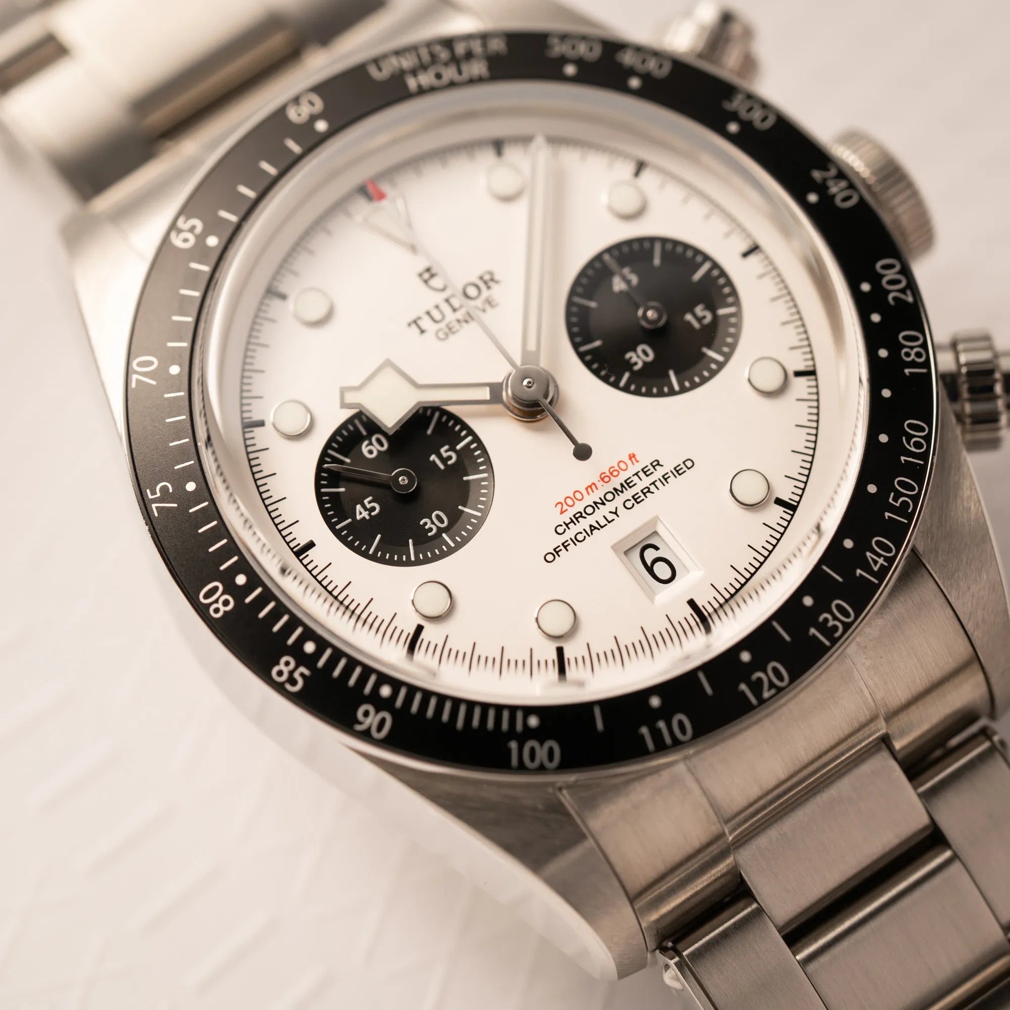 Detailaufnahme von dem Tudor Black Bay Chronograph 79360N mit dem Panda-Zifferblatt in weiß mit schwarzen Totalisatoren