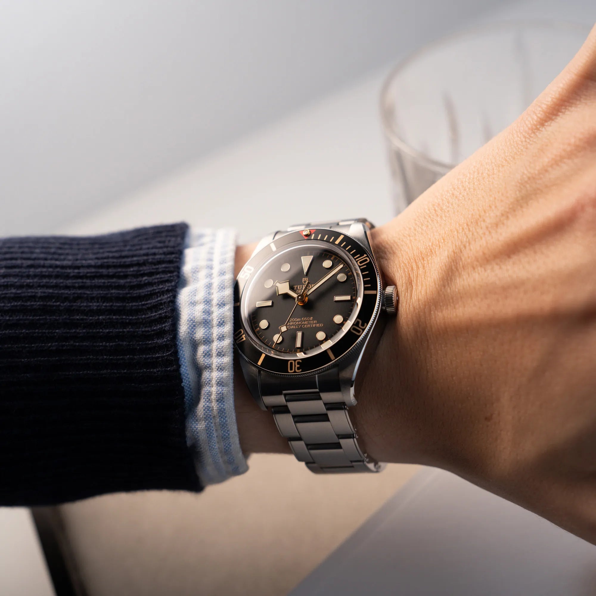 Wristshot mit der Tudor Black Bay Fiftyeight in Edelstahl mit schwarzem Zifferblatt und bronzefarbenen Details