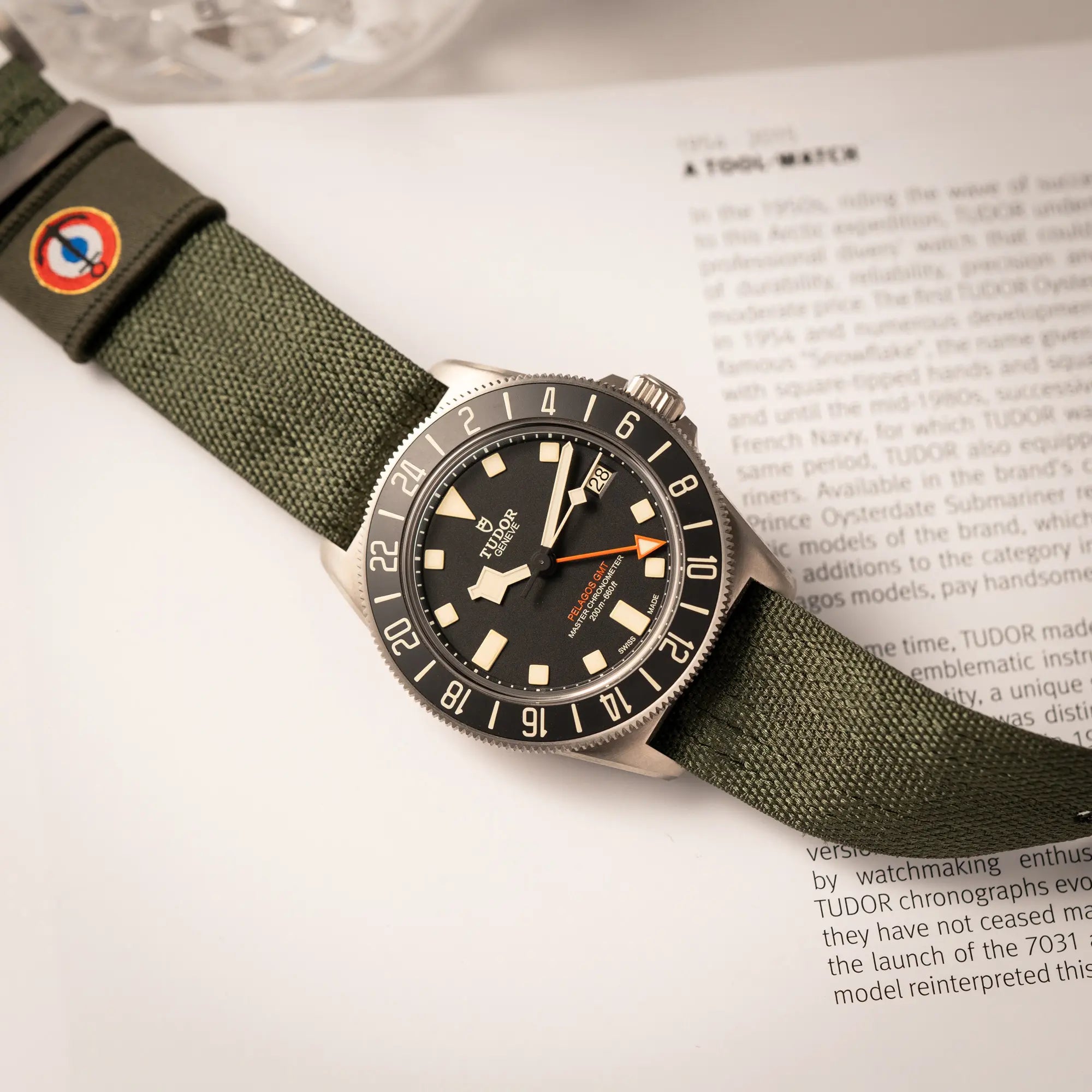 Produktfotografie als Titelbild für die Tudor Pelagos GMT Military der Referenz M2542G257NU-0002 mit Titan-Gehäuse und schwarzem Zifferblatt an einem olivgrünen Nato-Strap