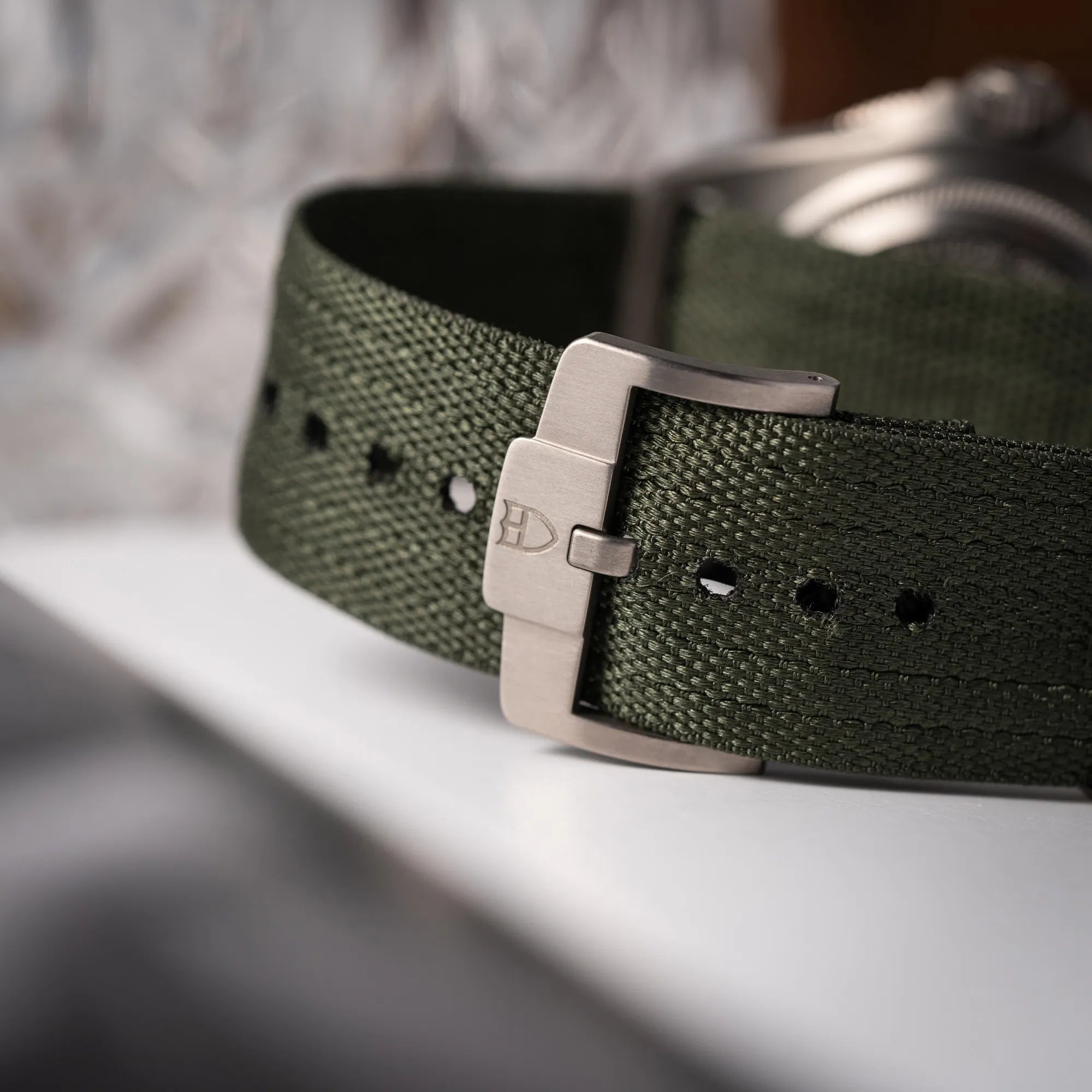 Titan-Dornschliesse der Tudor Pelagos GMT Military der Referenz M2542G257NU-0002 mit Titan-Gehäuse und schwarzem Zifferblatt an einem olivgrünen Nato-Strap