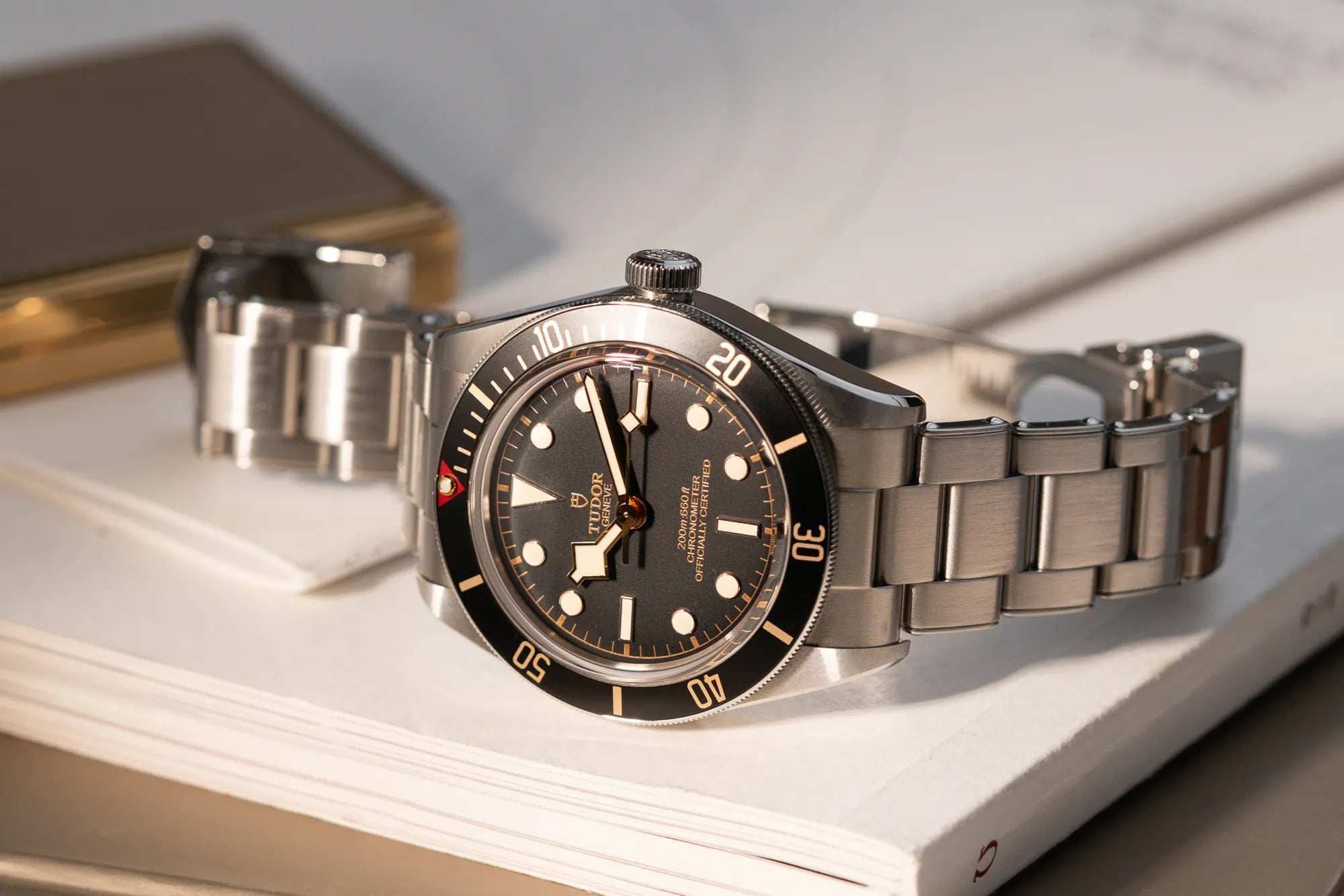 Fotografie der Tudor Black Bay 58 mit bronzefarbenen Details