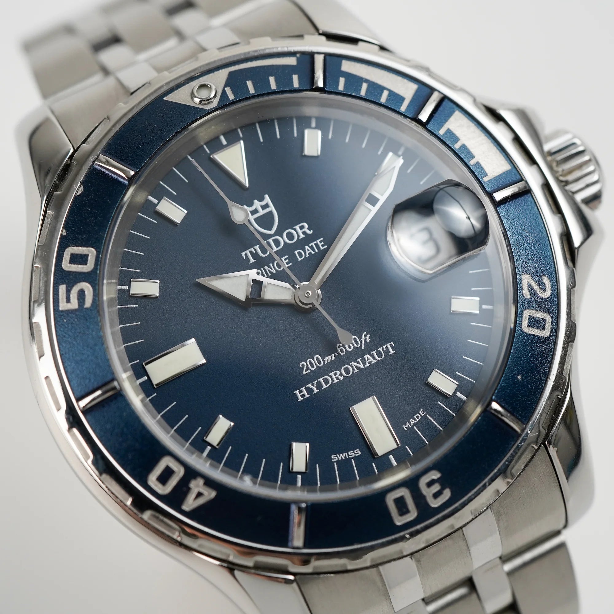 Detailaufnahme des Zifferblatts der Tudor Hydronaut Prince Date, Referenz 89190, mit blauem Zifferblatt und blauer Lünette