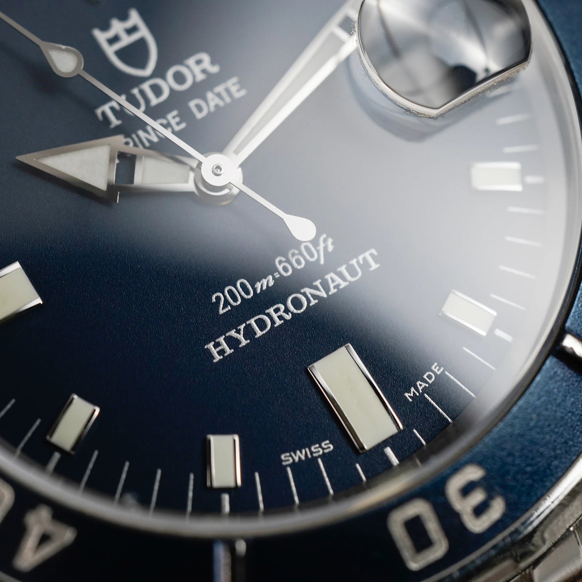 Makroaufnahme des Zifferblatts mit dem Schriftzug Hydronautder Tudor Hydronaut Prince Date, Referenz 89190, mit blauem Zifferblatt und blauer Lünette