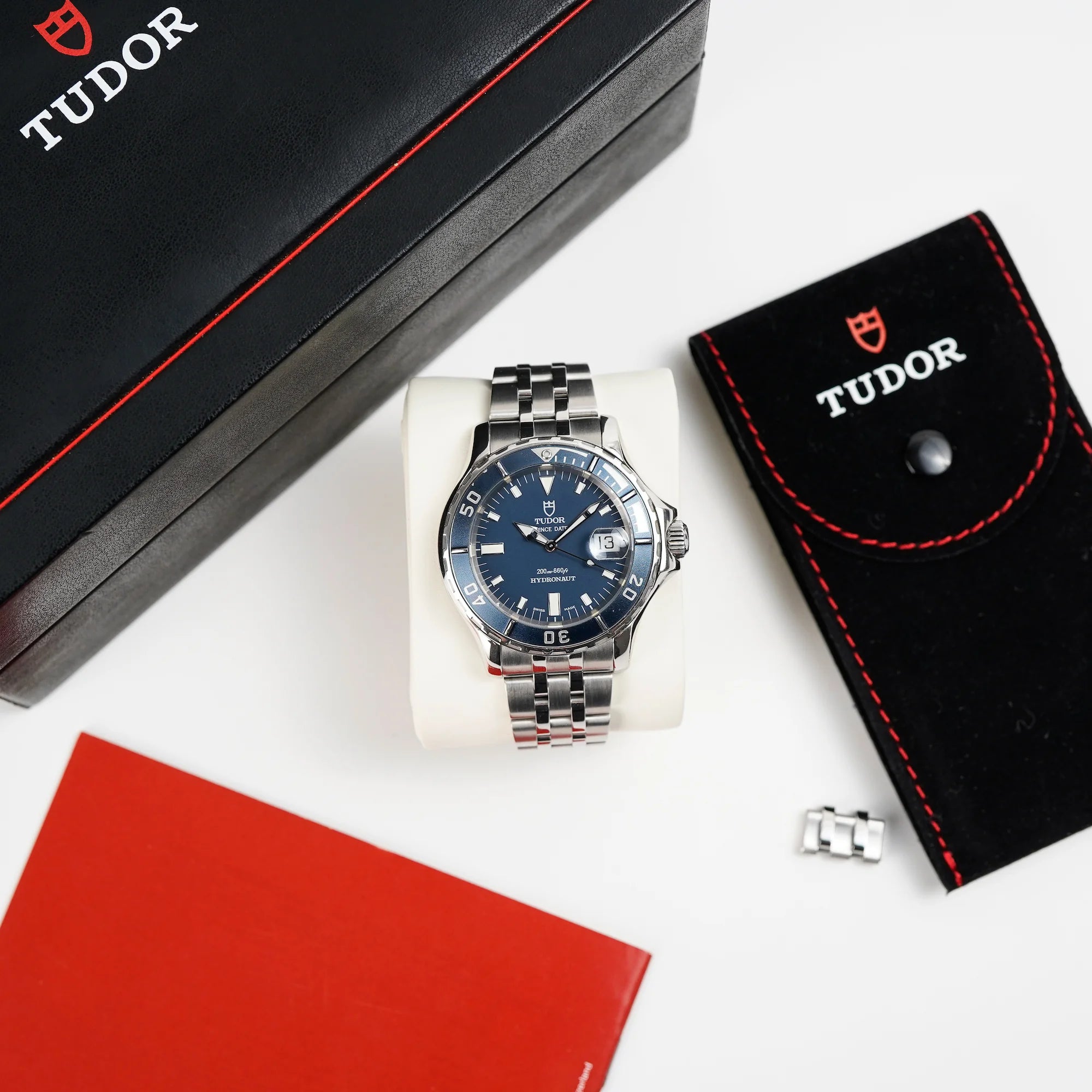 Lieferumfang der Tudor Hydronaut Prince Date, Referenz 89190, mit blauem Zifferblatt und blauer Lünette, bestehend aus Original-Box, Tudor Travel Case, weiteren Gliedern und Booklets