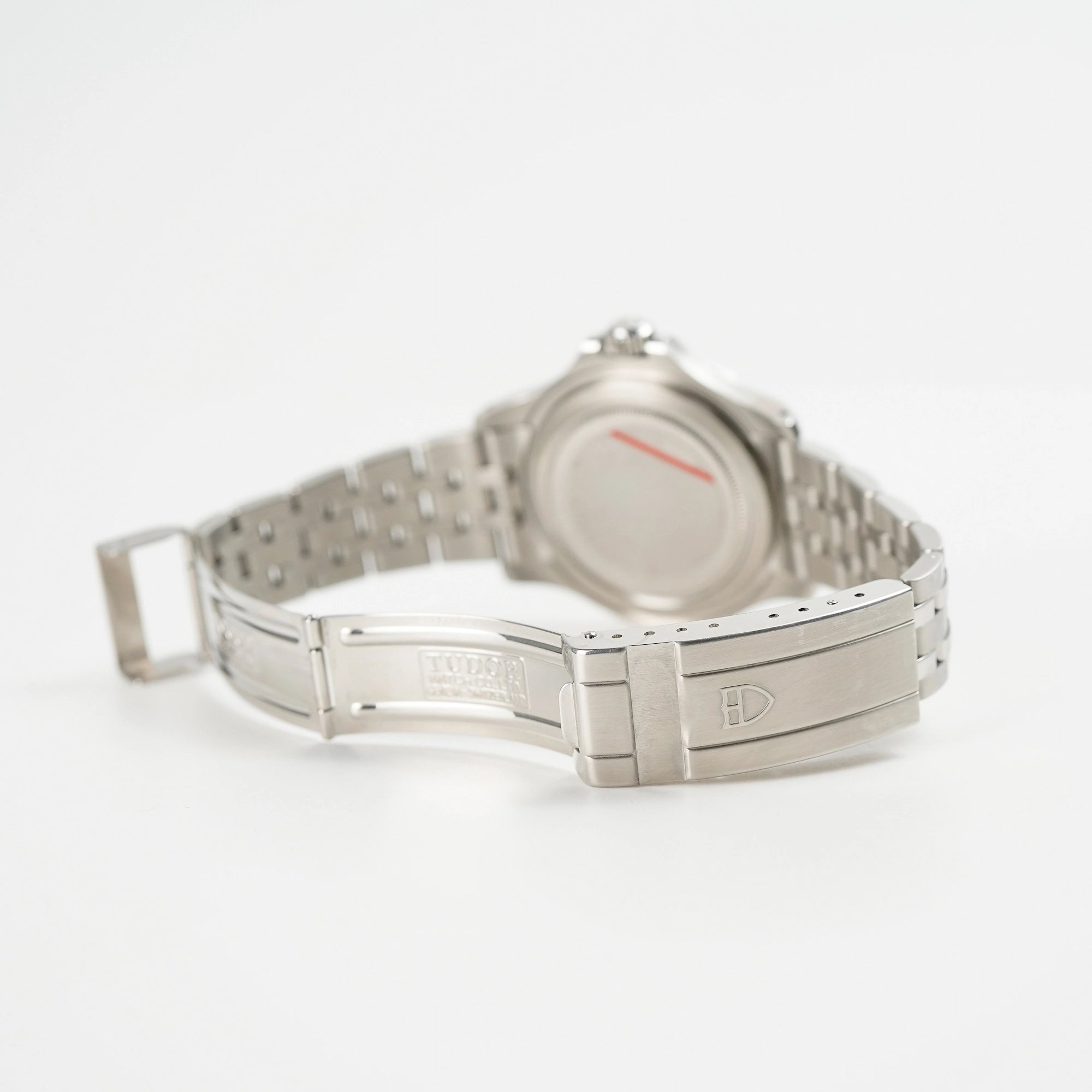 Geöffnete Faltschließe am Edelstahlarmband der Tudor Hydronaut Prince Date, Referenz 89190, mit blauem Zifferblatt und blauer Lünette