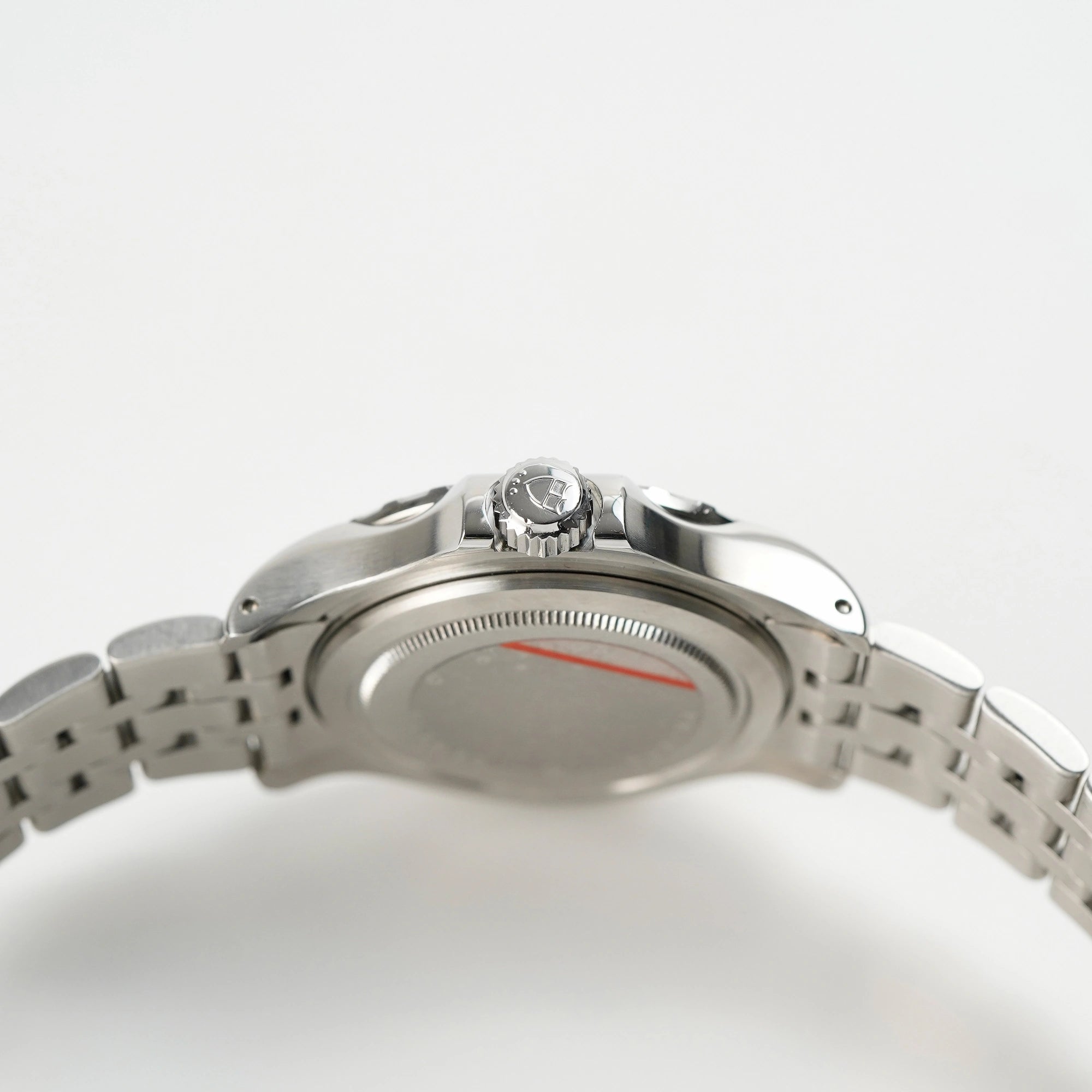 Seitliches Gehäuse der Tudor Hydronaut Prince Date, Referenz 89190, mit Krone