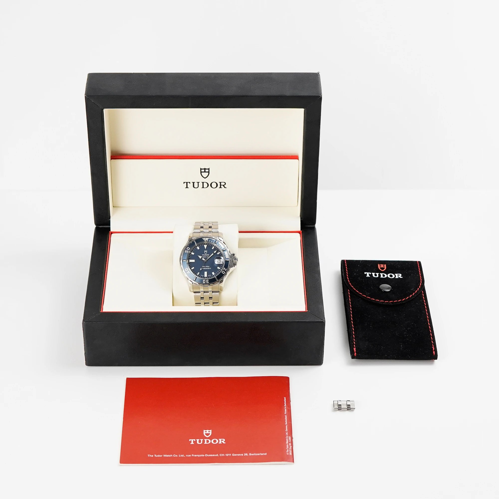 Lieferumfang der Tudor Hydronaut Prince Date, Referenz 89190, mit blauem Zifferblatt und blauer Lünette, bestehend aus Original-Box, Tudor Travel Case und Booklets