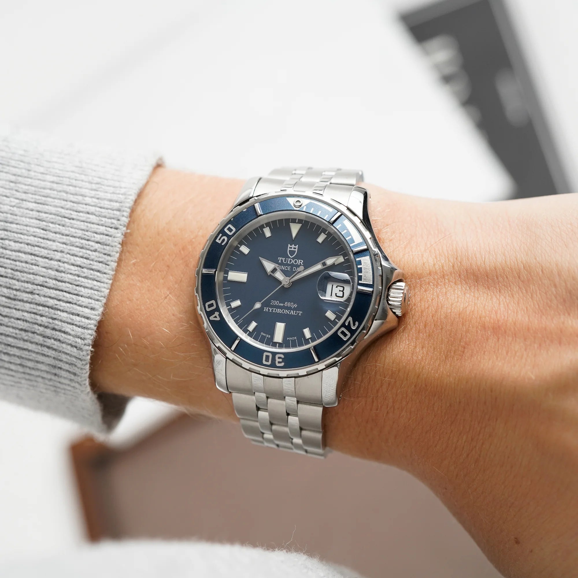 Mann trägt die Tudor Hydronaut Prince Date, Referenz 89190, mit blauem Zifferblatt und blauer Lünette an seinem Handgelenk