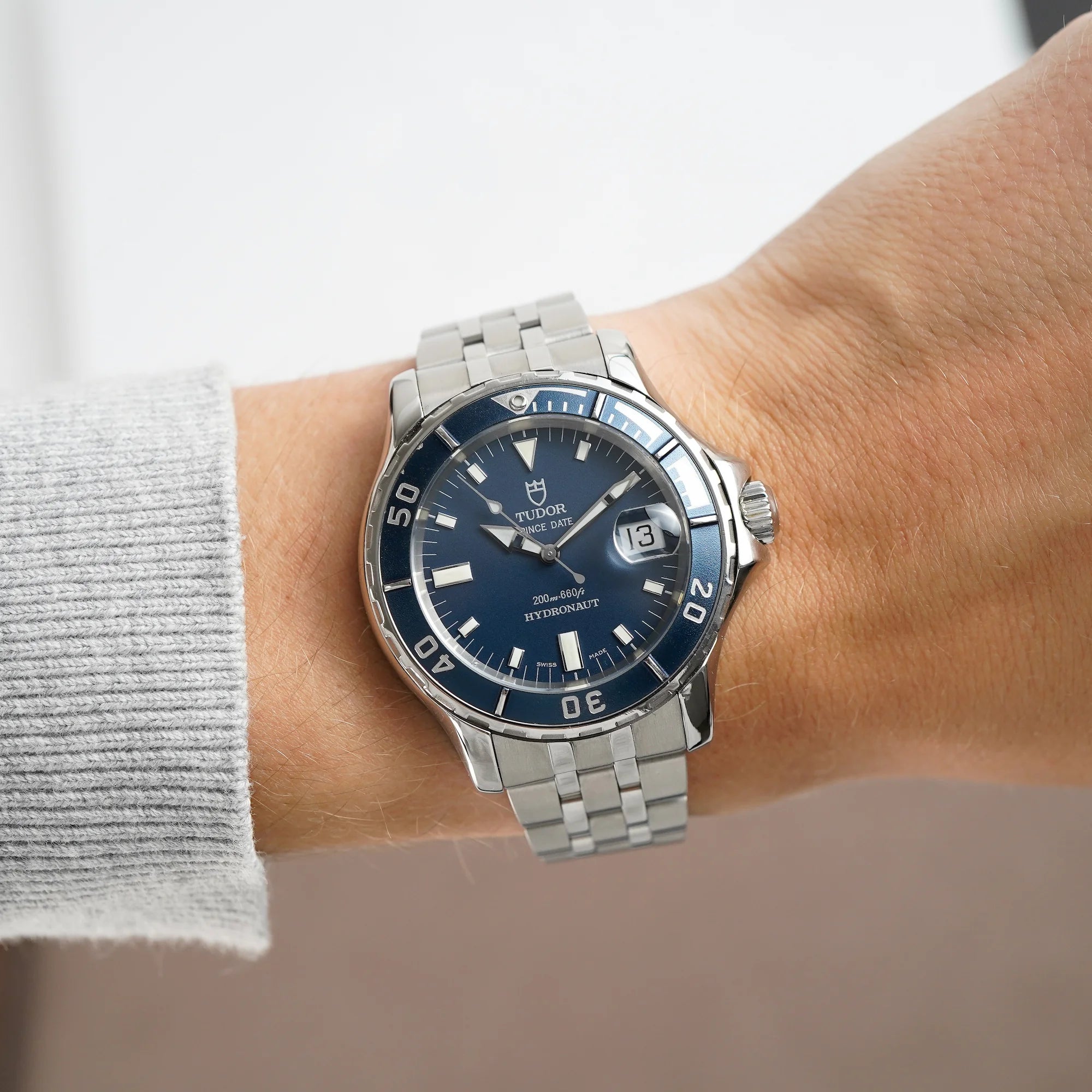 Mann trägt die Tudor Hydronaut Prince Date, Referenz 89190, mit blauem Zifferblatt und blauer Lünette an seinem Handgelenk