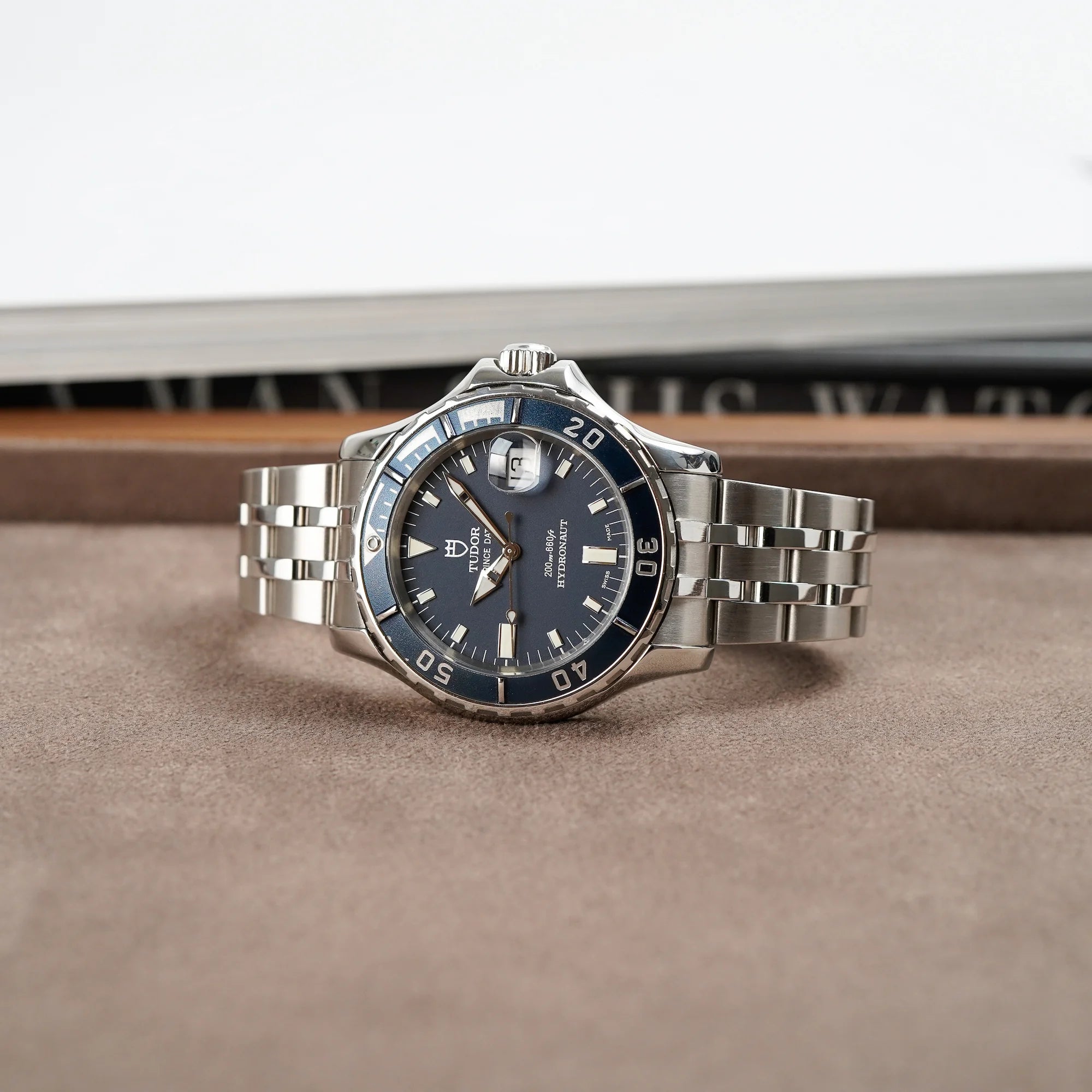 Tudor Hydronaut Prince Date, Referenz 89190, mit blauem Zifferblatt und blauer Lünette liegt auf hellbraunem Leder
