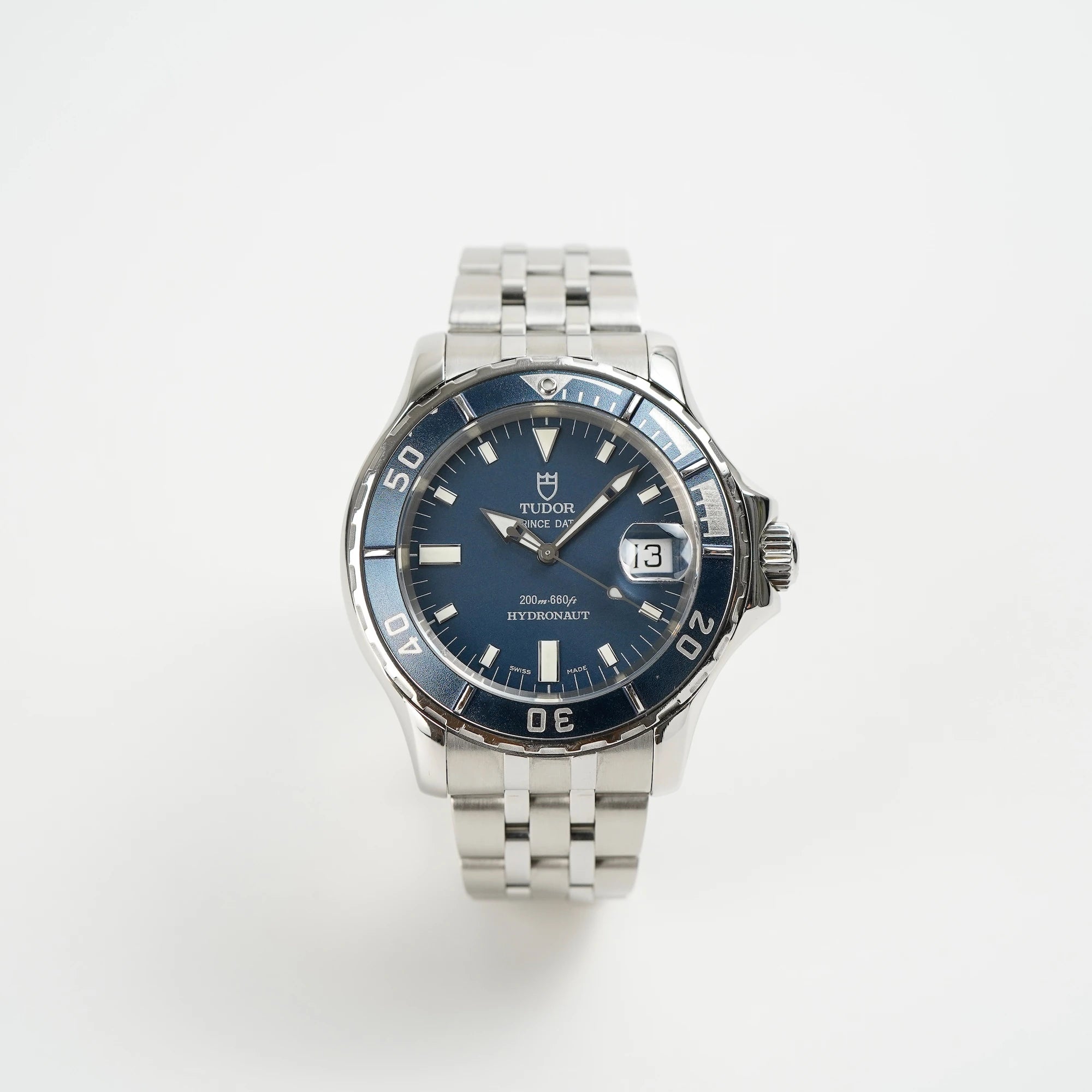 Frontale Ansicht der Tudor Hydronaut Prince Date, Referenz 89190, mit blauem Zifferblatt und blauer Lünette