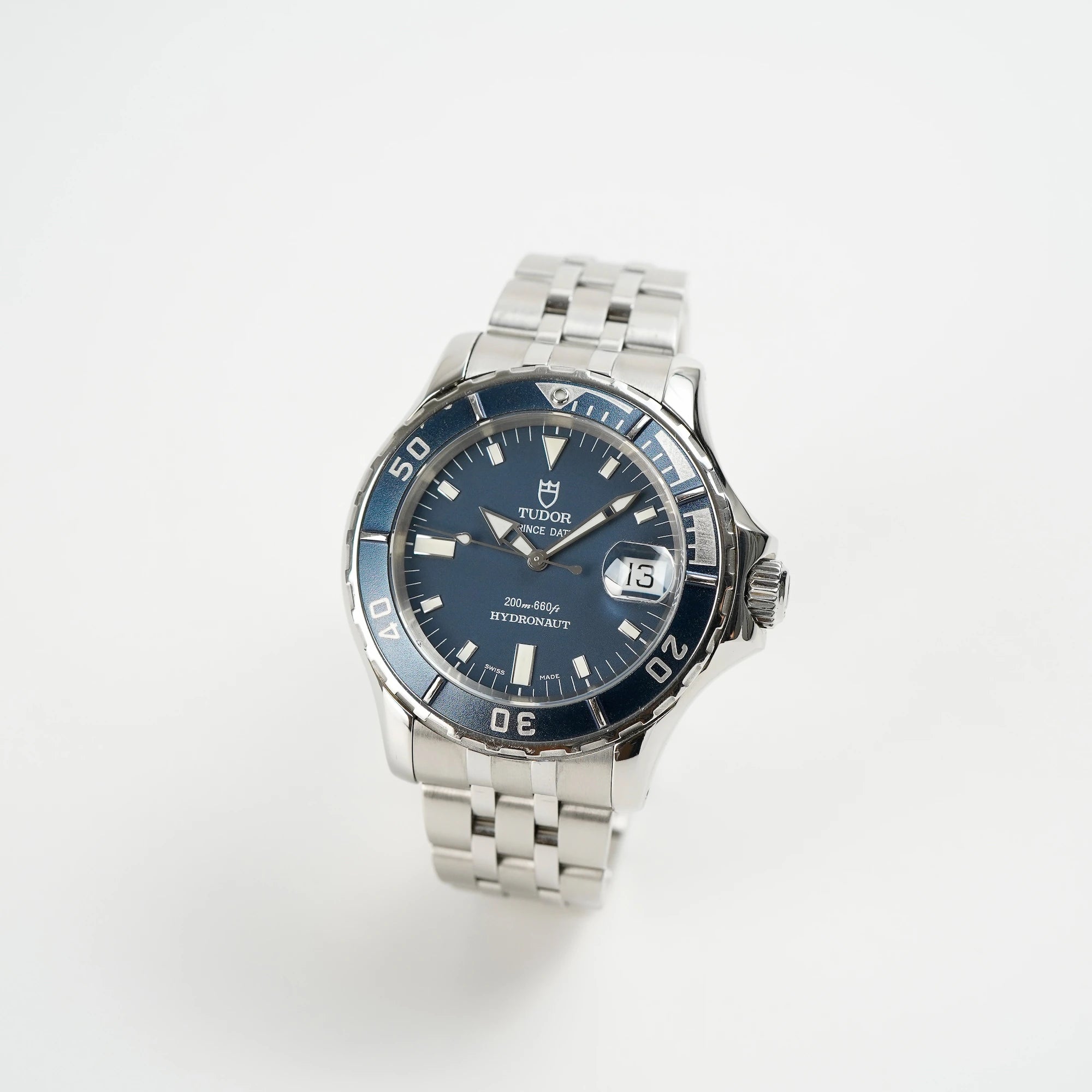 Leicht seitliche Ansicht der Tudor Hydronaut Prince Date, Referenz 89190, mit blauem Zifferblatt und blauer Lünette
