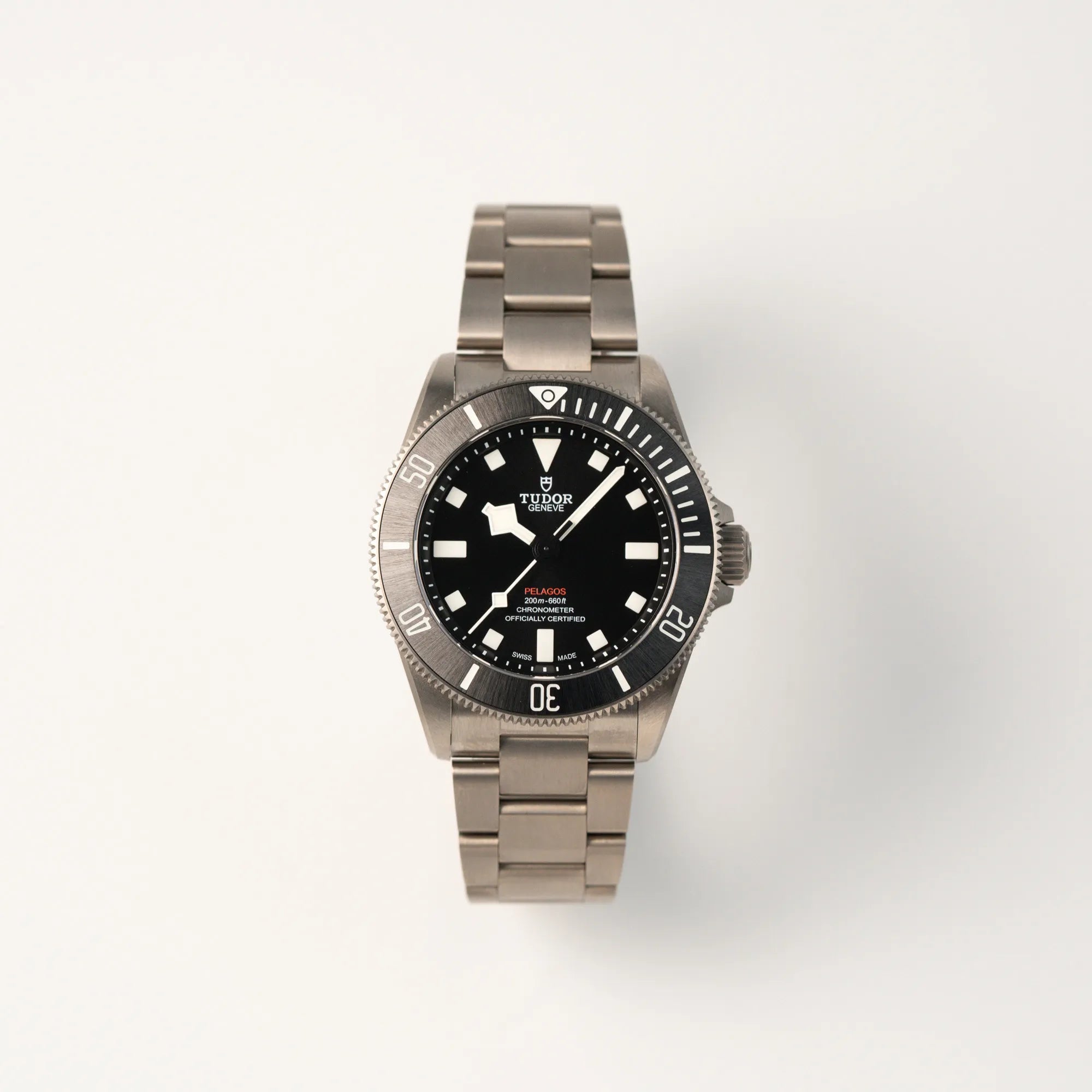 Frontale Ansicht der Tudor Pelagos 254407N mit 39mm Durchmesser aus Titan