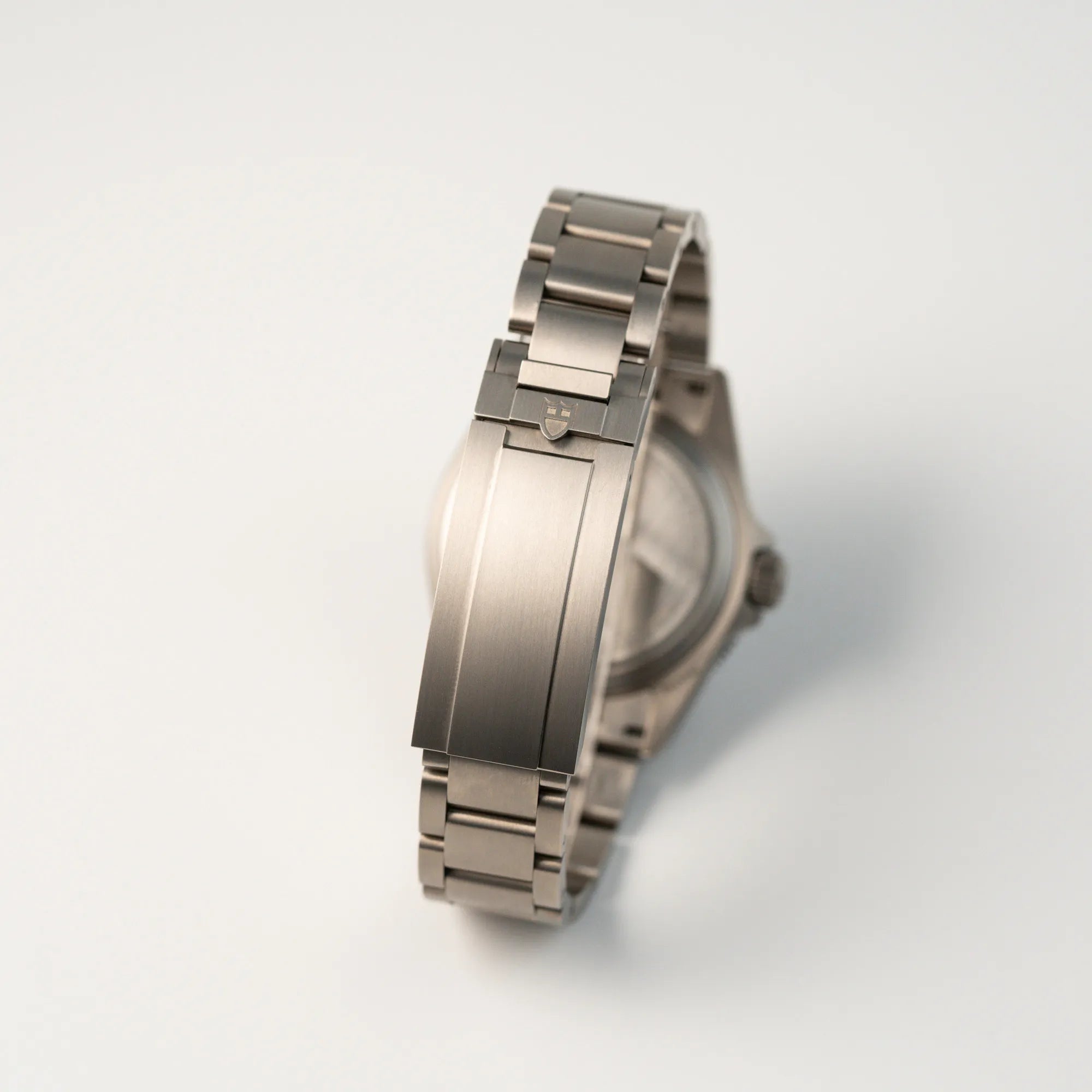 Rückseite der Tudor Pelagos 254407N mit 39mm Durchmesser aus Titan mit Blick auf die Faltschliesse