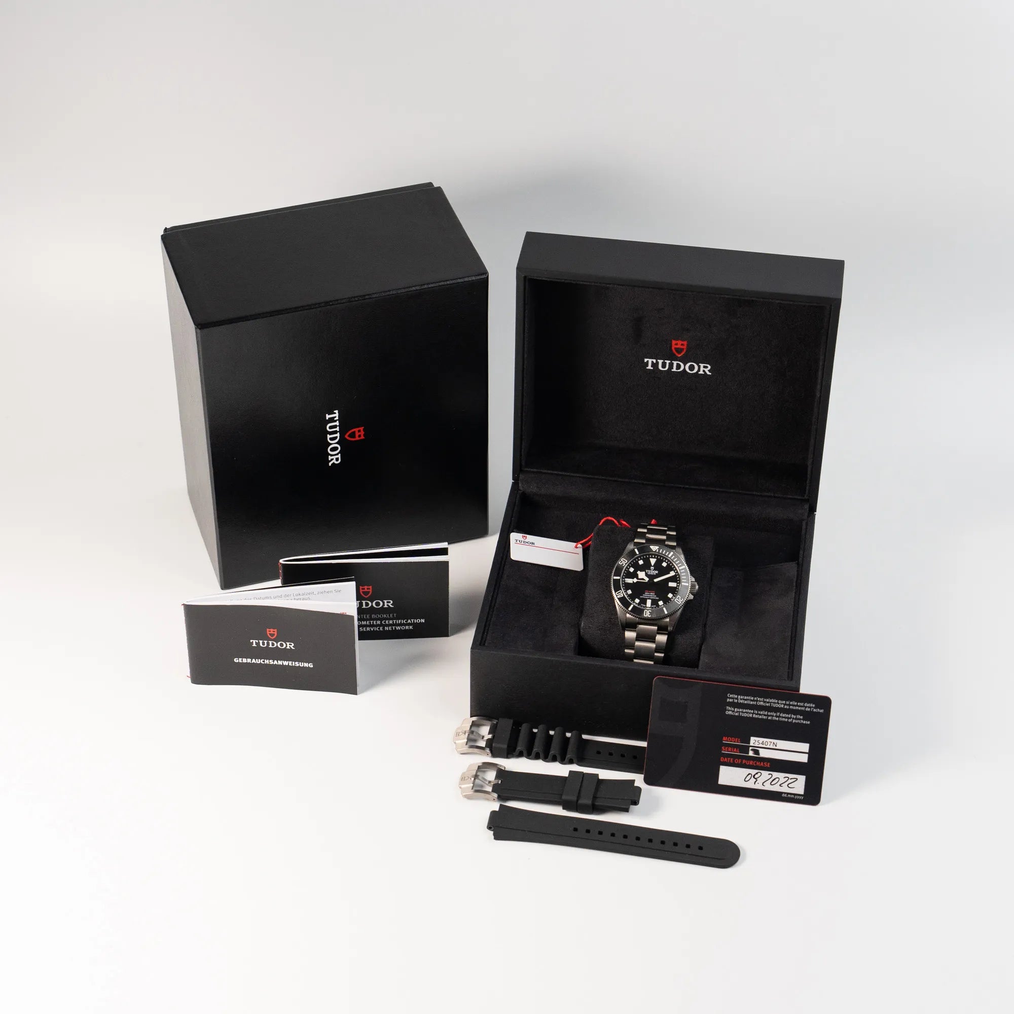 Lieferumfang der Tudor Pelagos 254407N mit 39mm Durchmesser aus Titan, bestehend aus Box, Papieren, zusätzliche Bänder