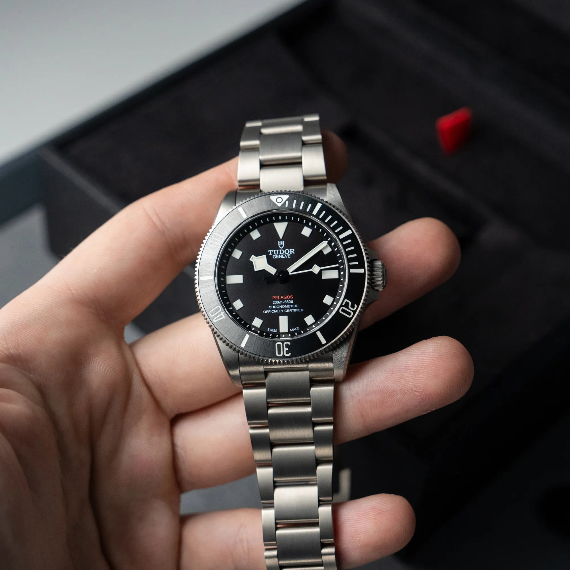 Mann hält die Tudor Pelagos 254407N mit 39mm Durchmesser aus Titan in seiner Hand und präsentiert diese der Kamera