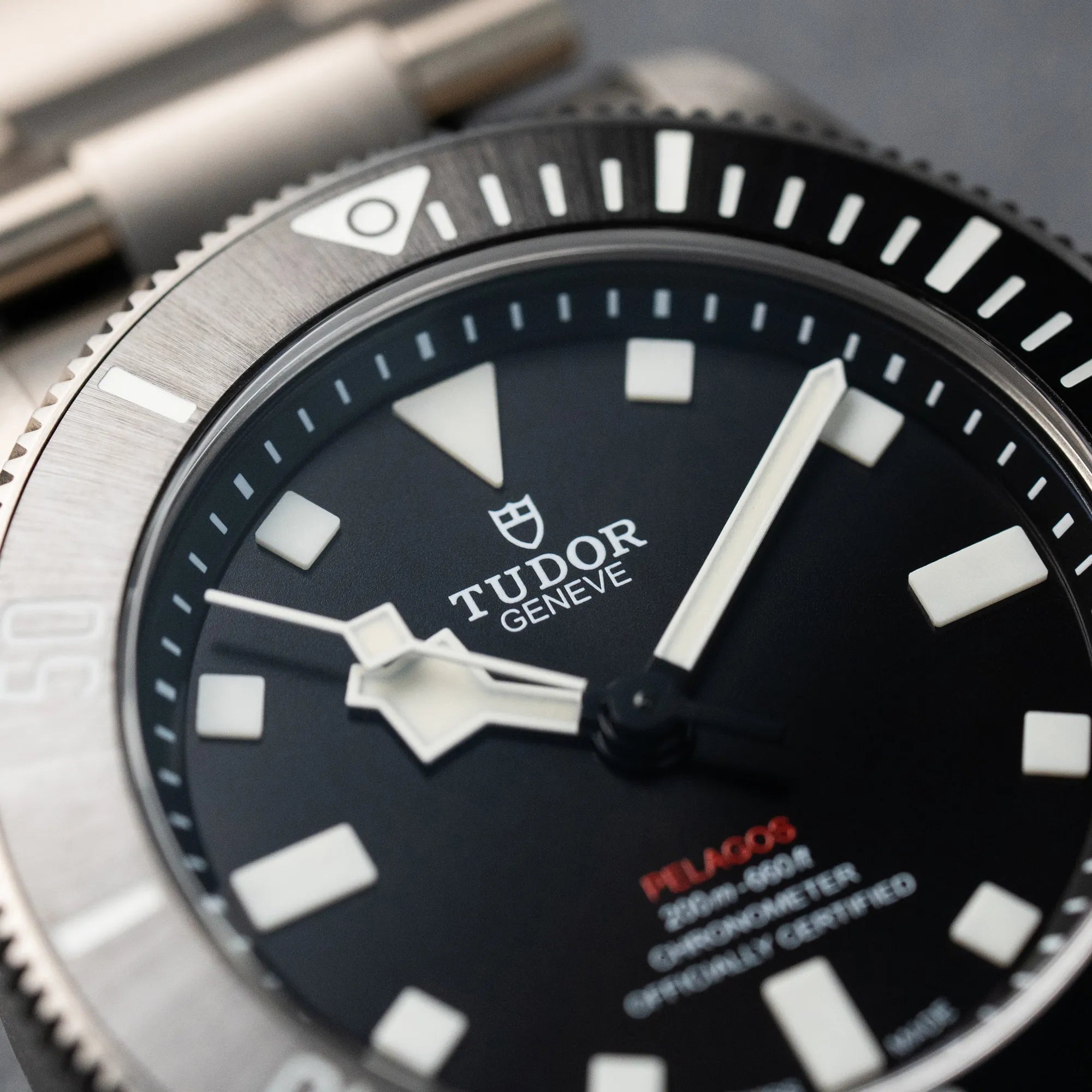Detailaufnahme des Zifferblatts der Tudor Pelagos 254407N mit 39mm Durchmesser aus Titan