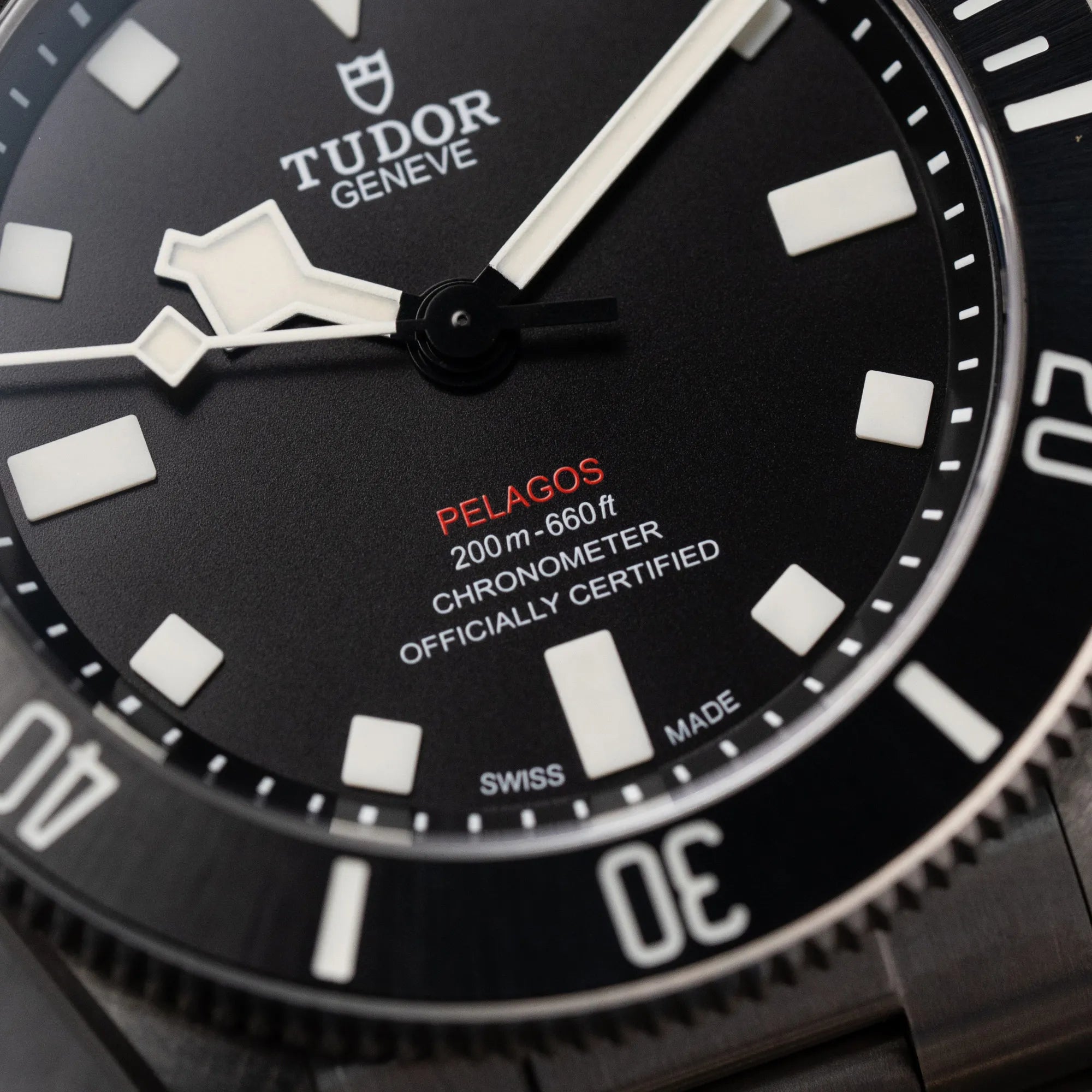 Makroaufnahme des Zifferblatts der Tudor Pelagos 254407N mit 39mm Durchmesser aus Titan mit Fokus auf dem roten Pelagos-Schriftzug