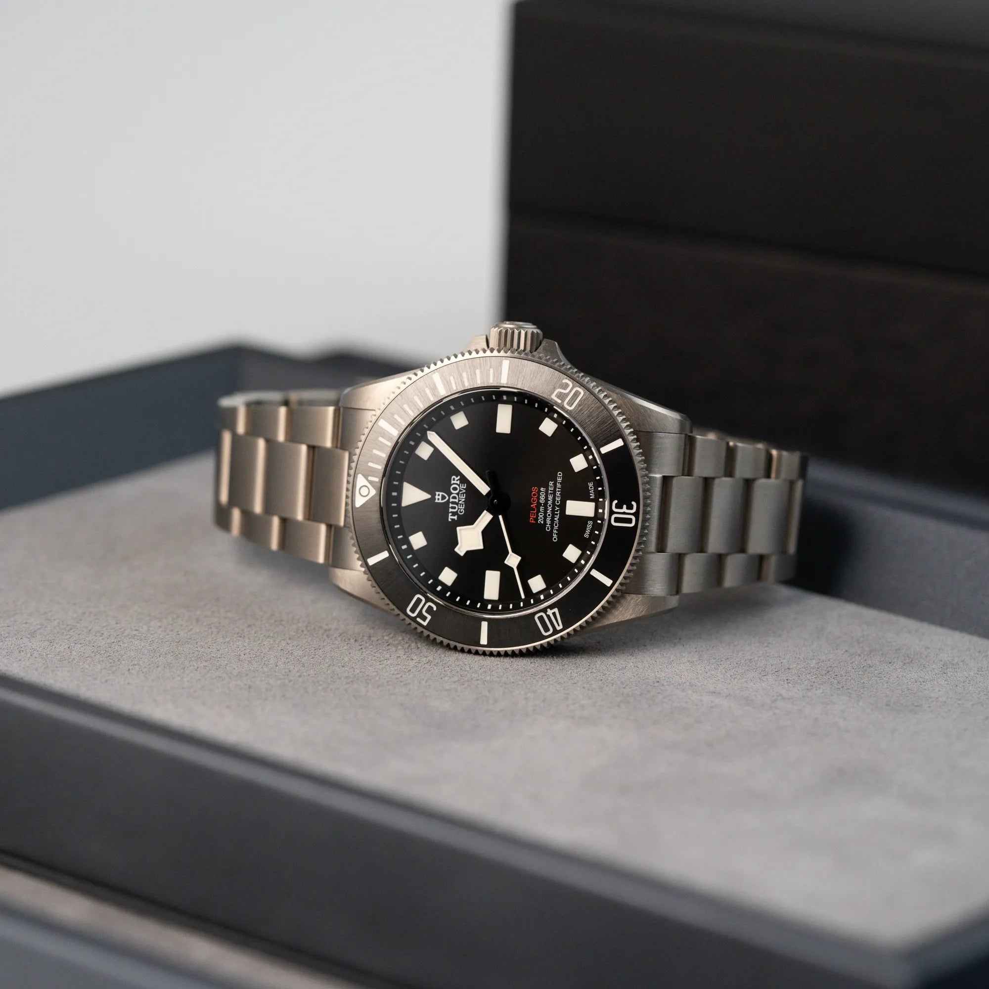 Produktfotografie der Tudor Pelagos 254407N mit 39mm Durchmesser aus Titan, die auf einem Juwelierstablet liegt